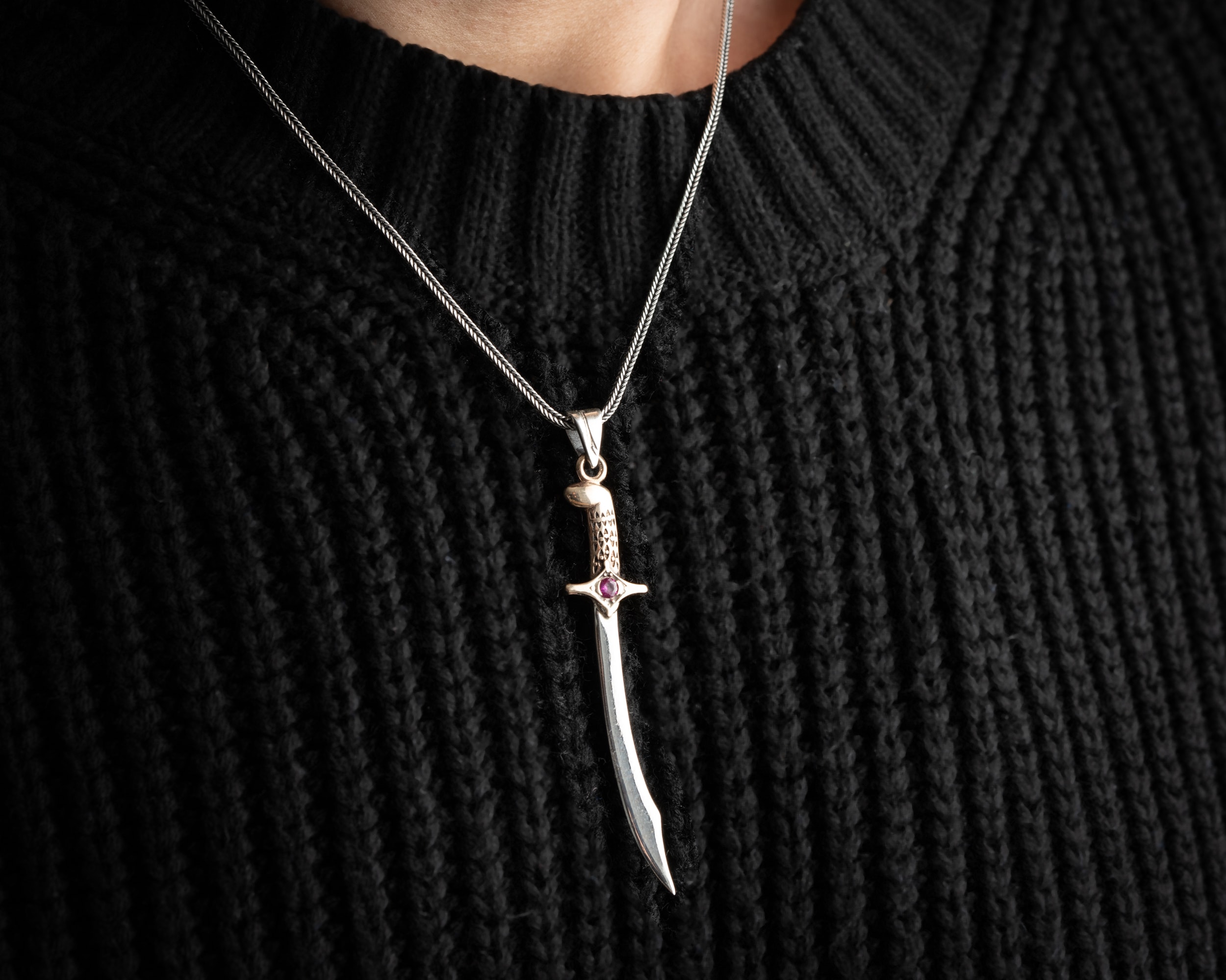 Taşlı Kılıç Erkek Kolye | Tilki Kuyruğu Zincirli Güç ve Stil Sahibi Tasarım