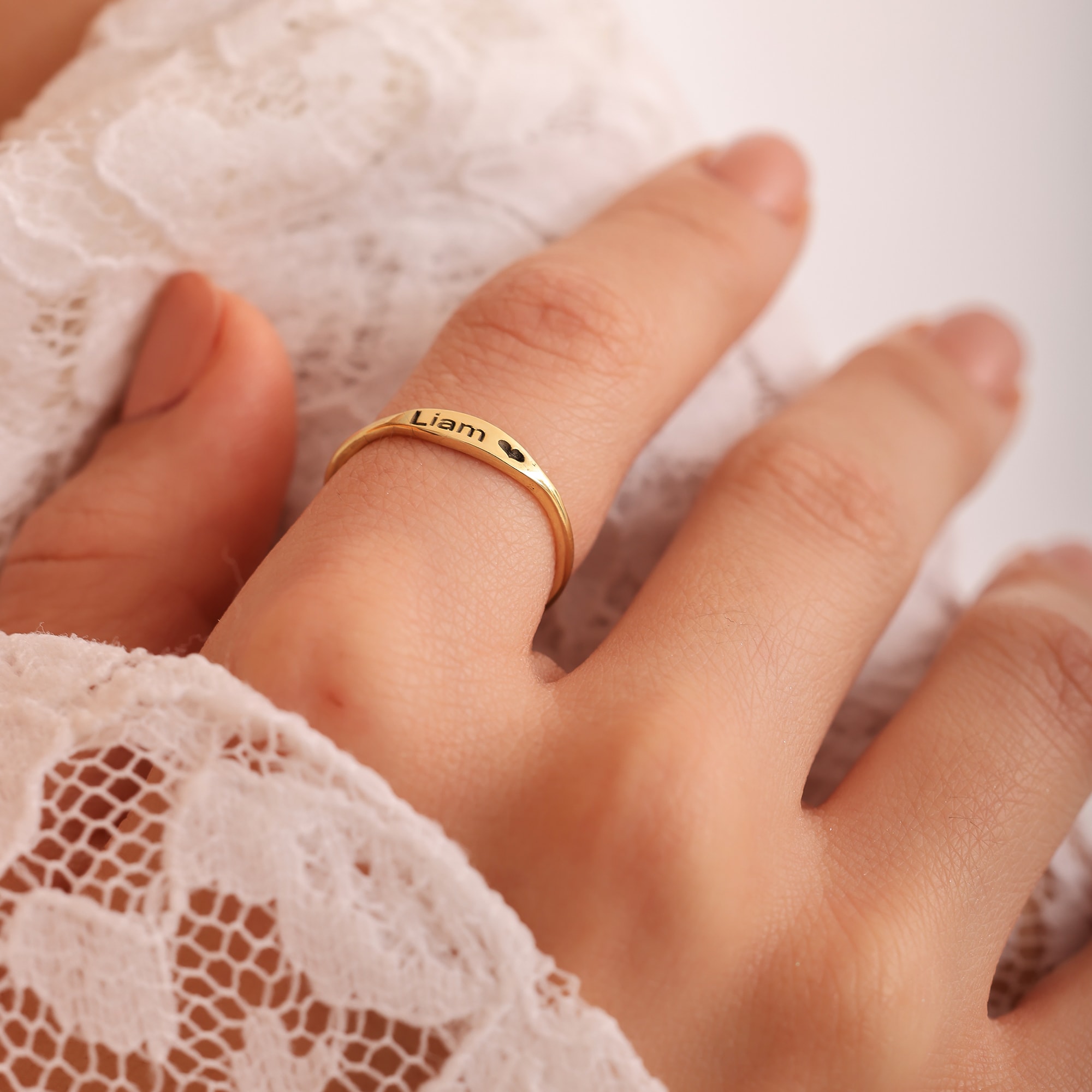 Kişiye Özel İsimli Figürlü Yüzük – Zarif ve Anlamlı Takı