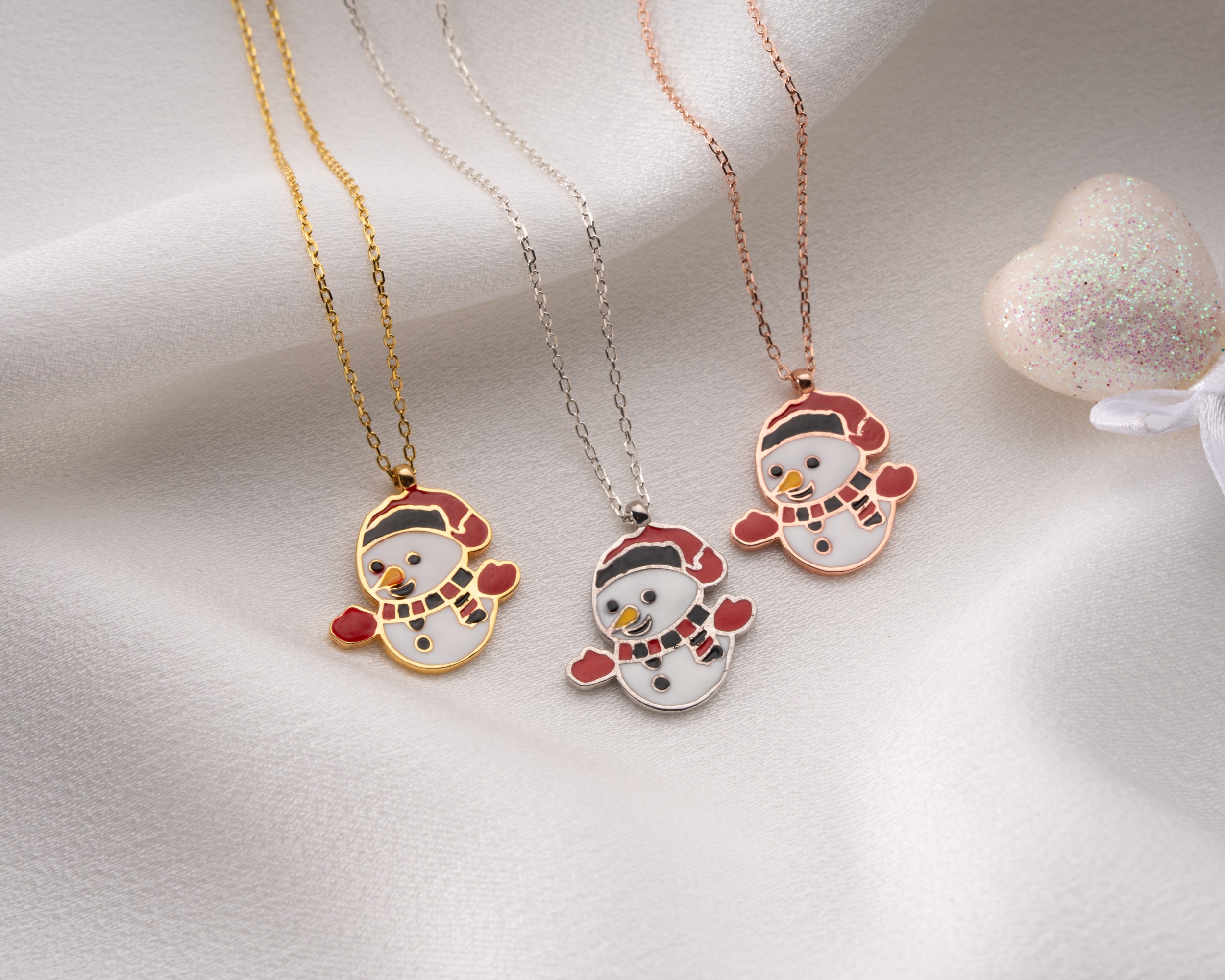 ✨ Yılbaşı Işıltısı: Mineli Kar Tanesi Kolye – Kışın Zarafetini Üzerinizde Taşıyın