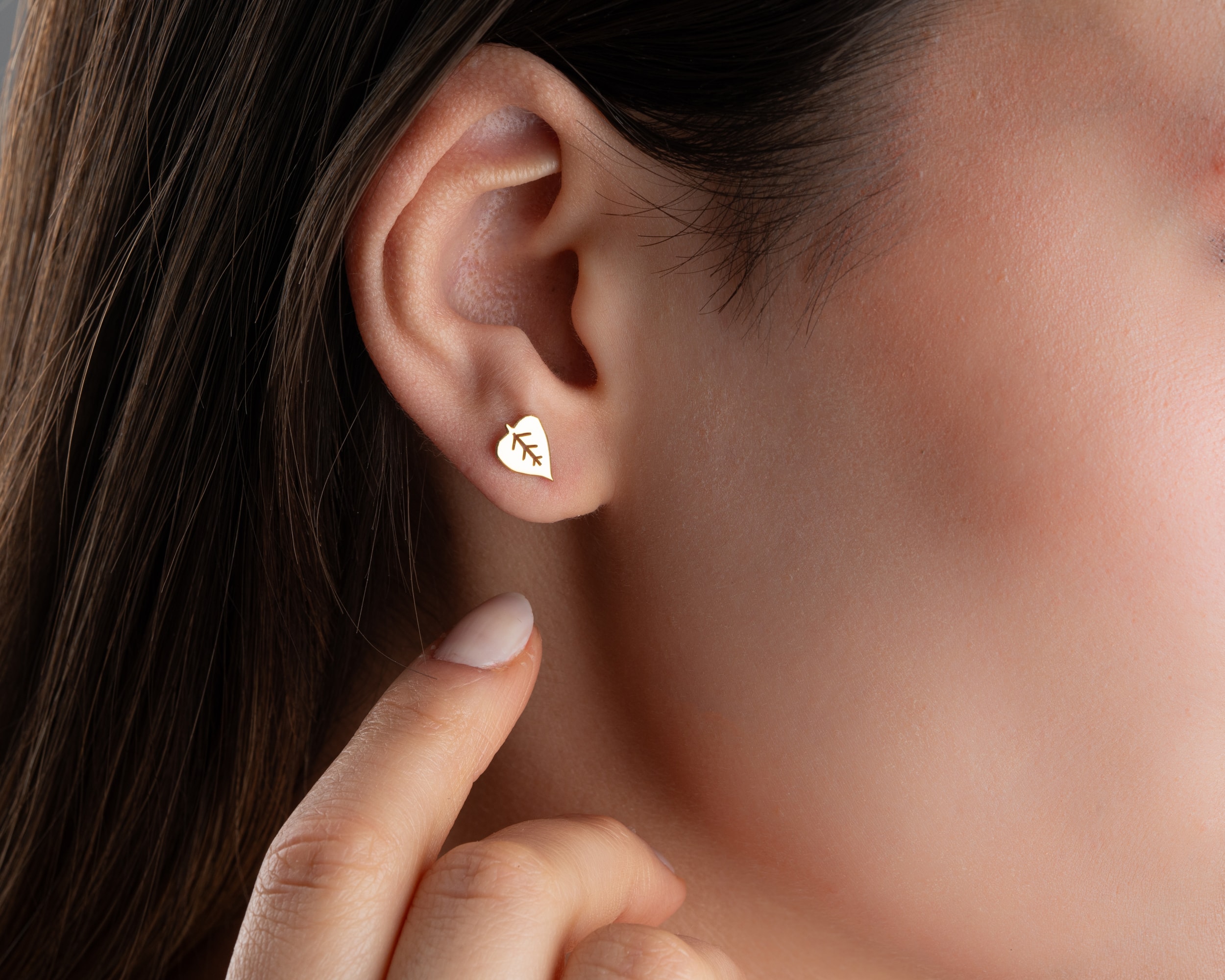 Çivili Yaprak Küpe – Doğadan İlham Alan Zarif Takı