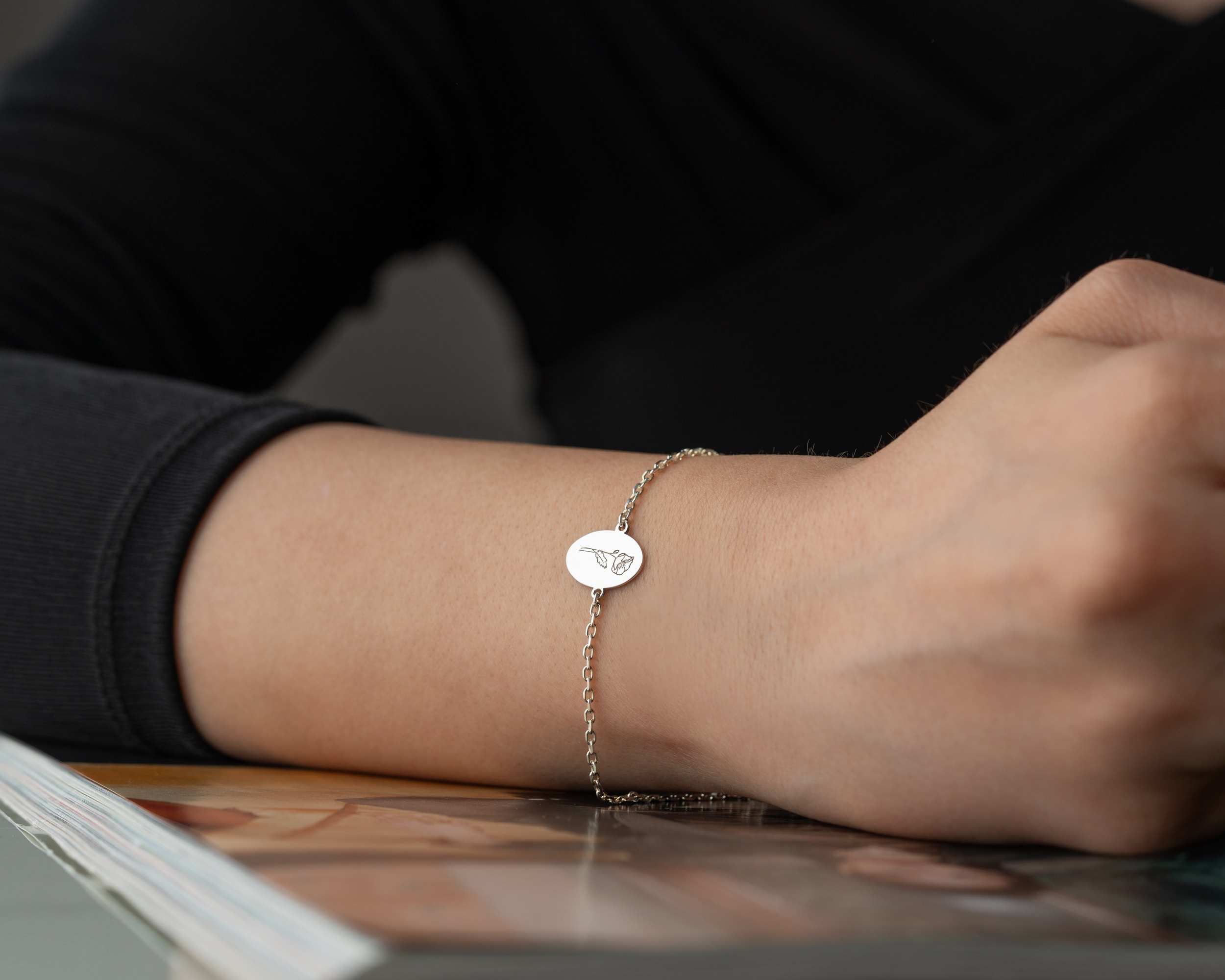 Oval Doğum Çiçekli Bileklik – Kişiye Özel Tasarım | Minimal ve Zarif