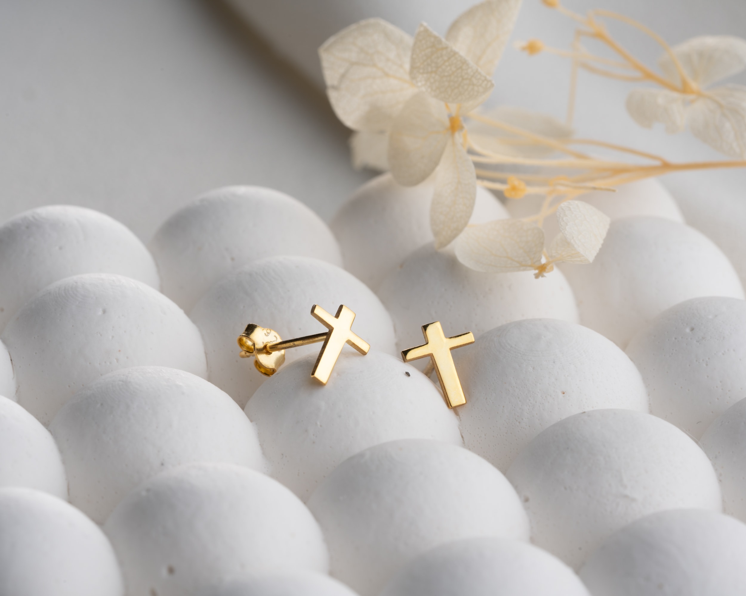 Çivili Haç Küpe – Minimal ve Şık Tasarım | İnanç ve Stil Bir Arada