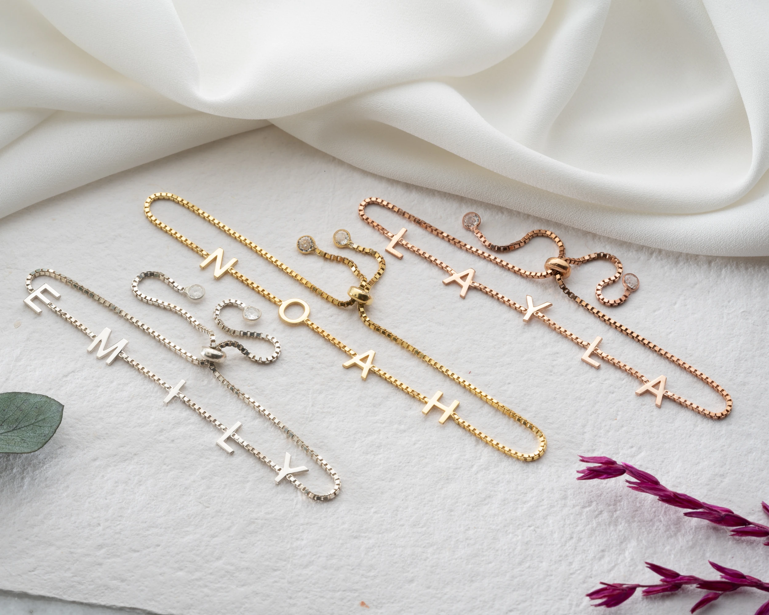 Asansörlü Kişisel Bileklik – Küp Zincirli, Ayarlanabilir ve Her Bileğe Uygun Şık Tasarım