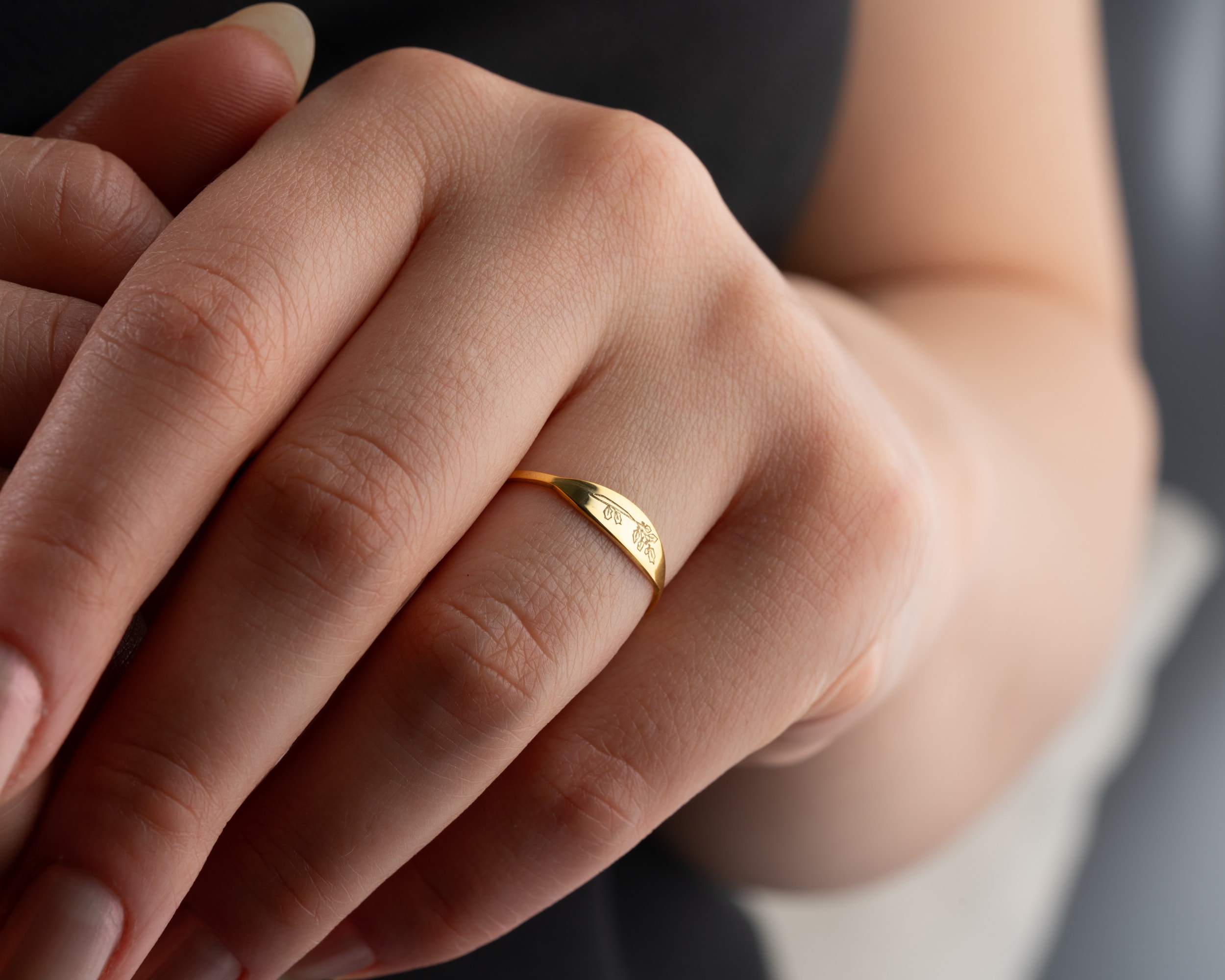 Doğum Çiçekli İnce Tasarım Yüzük – Zarif ve Anlamlı 925 Ayar Gümüş Takı