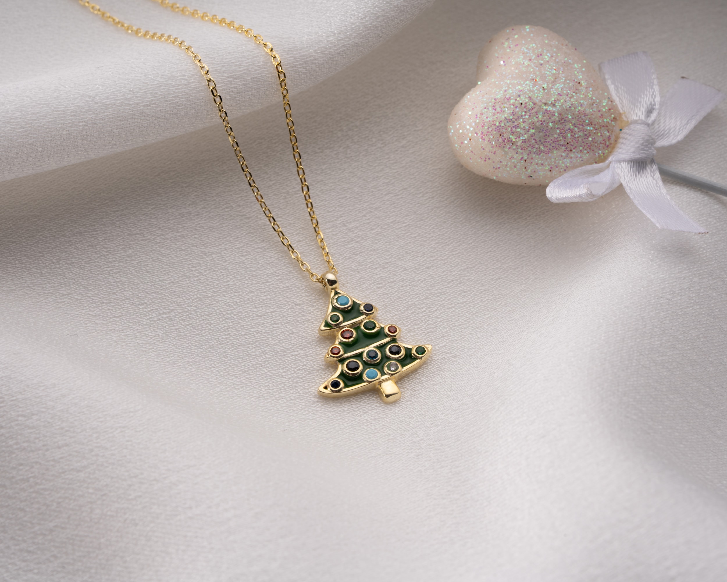 Mineli Çam Ağacı Kolye – 925 Ayar Gümüş, Zarif ve Renkli Tasarım