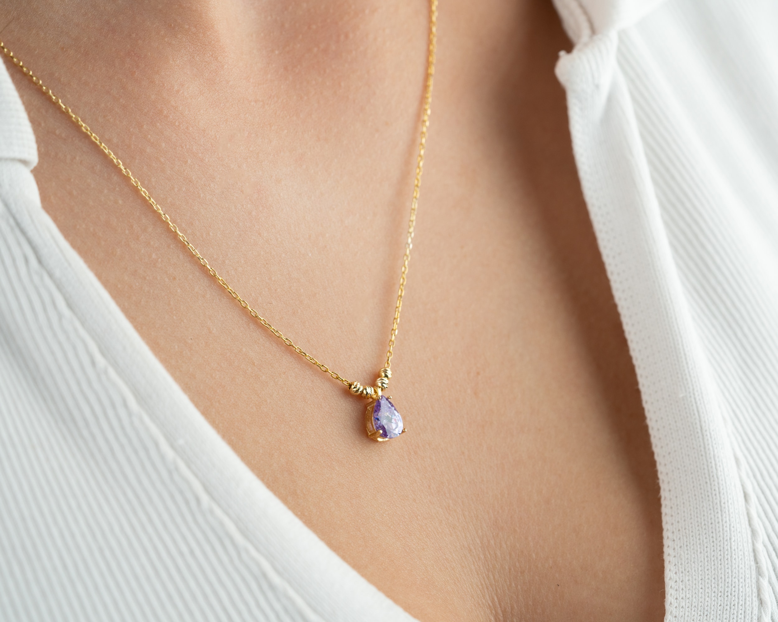 Doğum Taşlı Damla Kolye – Dorika Top Detaylı Şık ve Zarif Tasarım 