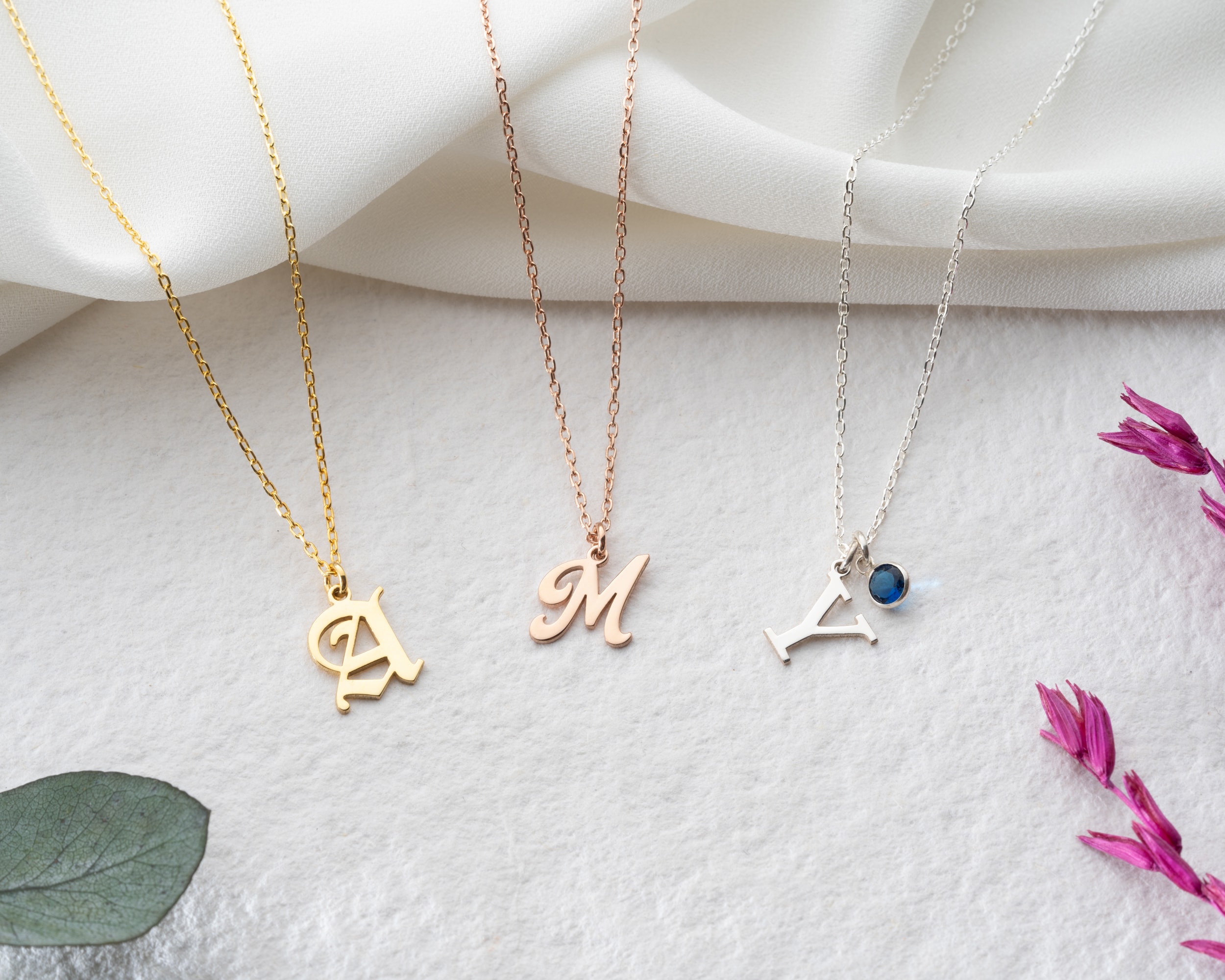 Doğum Taşlı Harf Kolye – Işıltılı ve Kişisel Bir Dokunuş