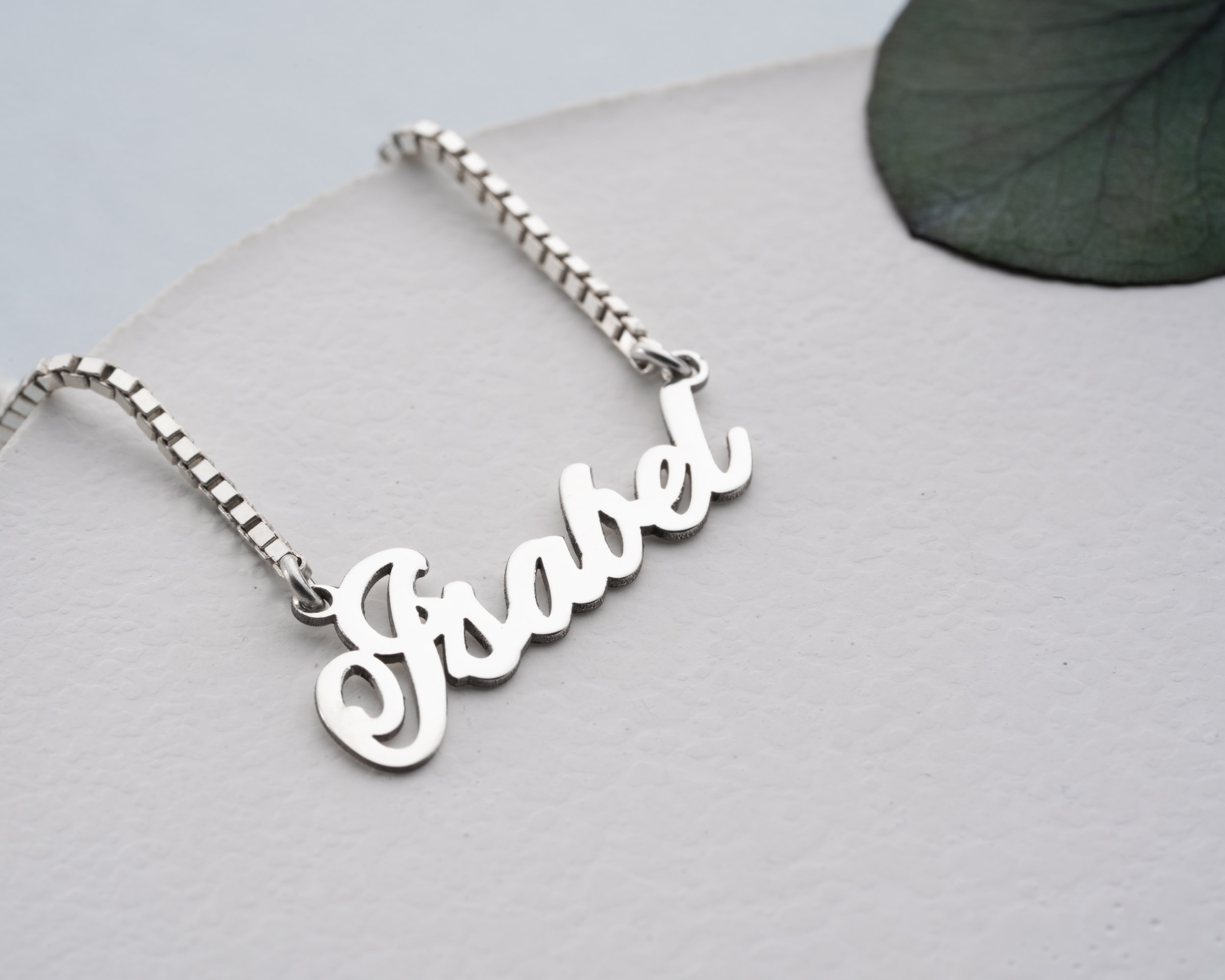 İsim Kolye Küp Zincir – Zarafet ve Kişisel Dokunuşun Buluştuğu Tasarım