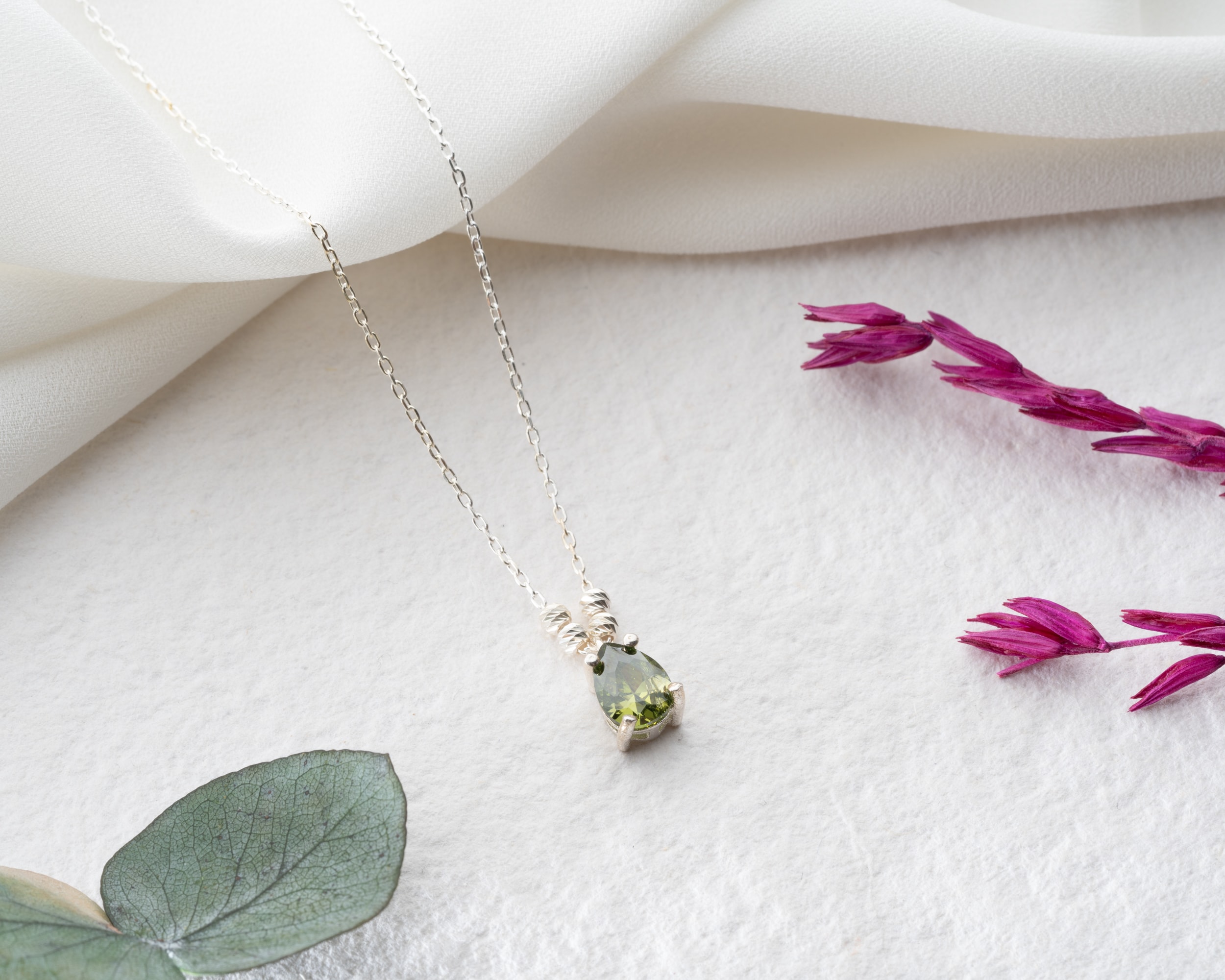 Doğum Taşlı Damla Kolye – Dorika Top Detaylı Şık ve Zarif Tasarım 