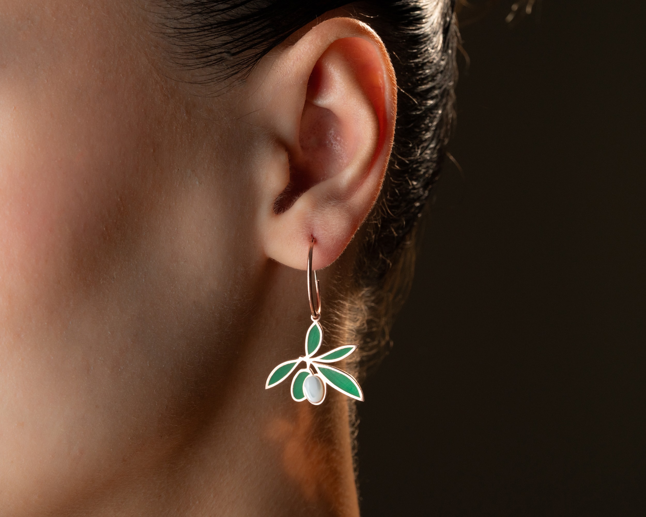 925 Gümüş Zeytin Dalı Kolye – Beyaz İnci ve Renkli Mineli Zarif Tasarım