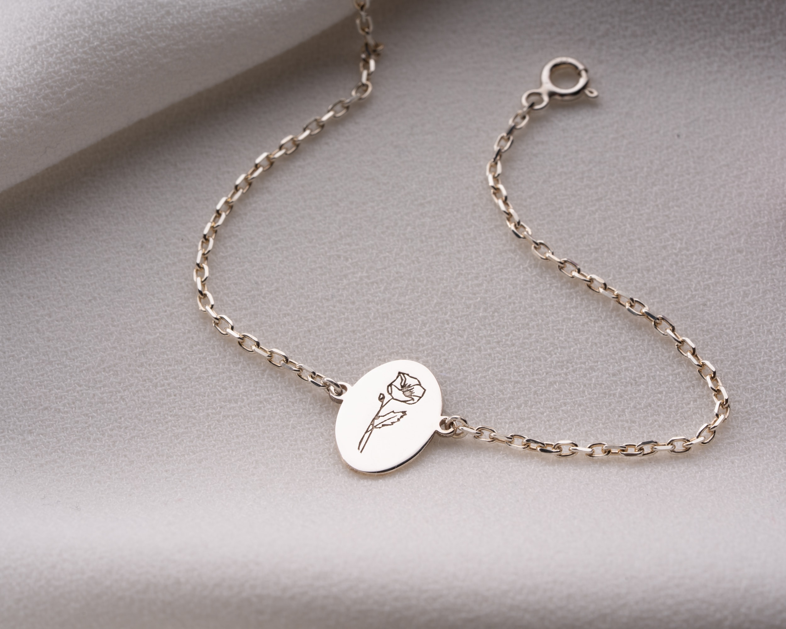 Oval Doğum Çiçekli Bileklik – Kişiye Özel Tasarım | Minimal ve Zarif