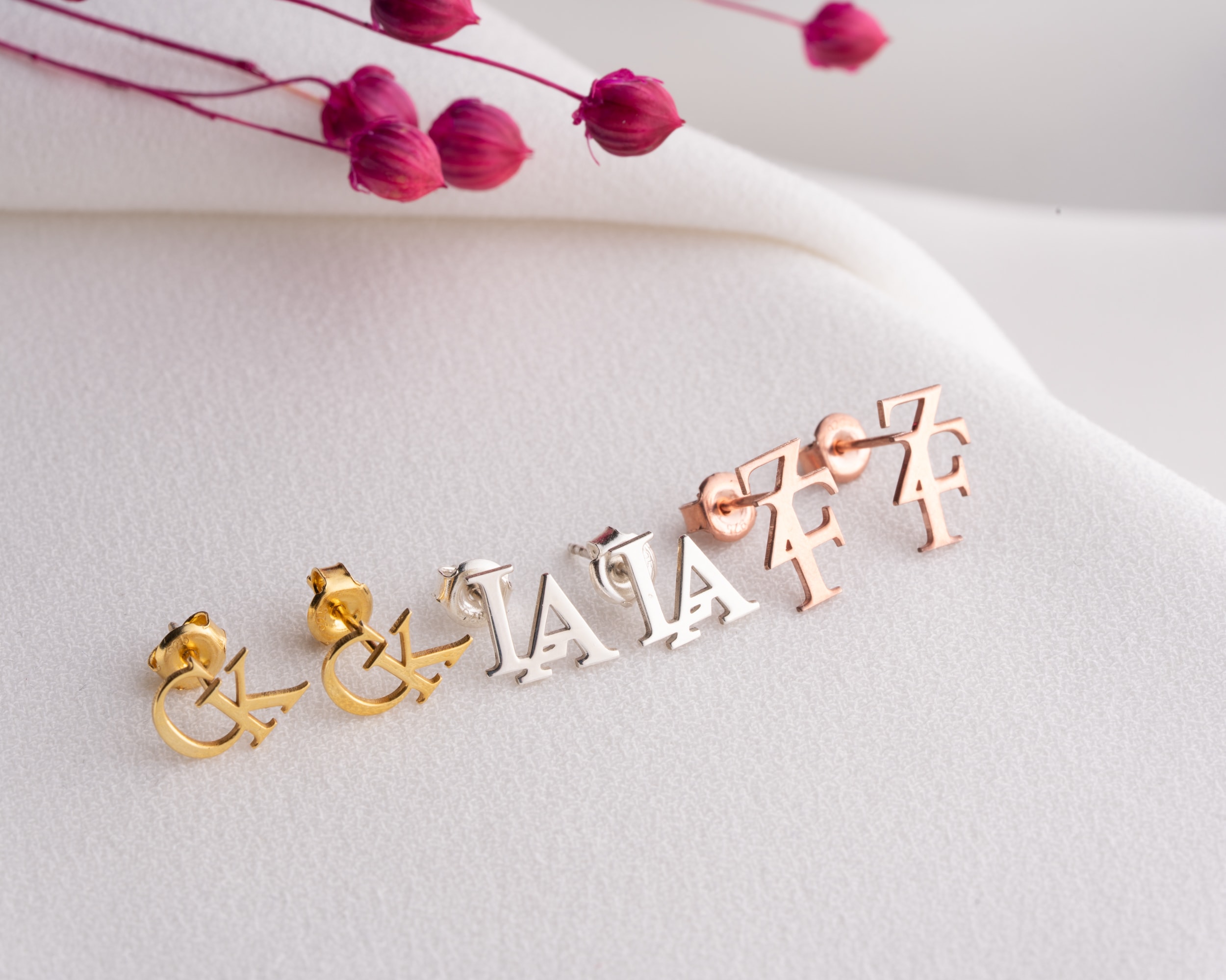 Kişiye Özel Çift Harf Küpe – Minimal ve Şık Aksesuar