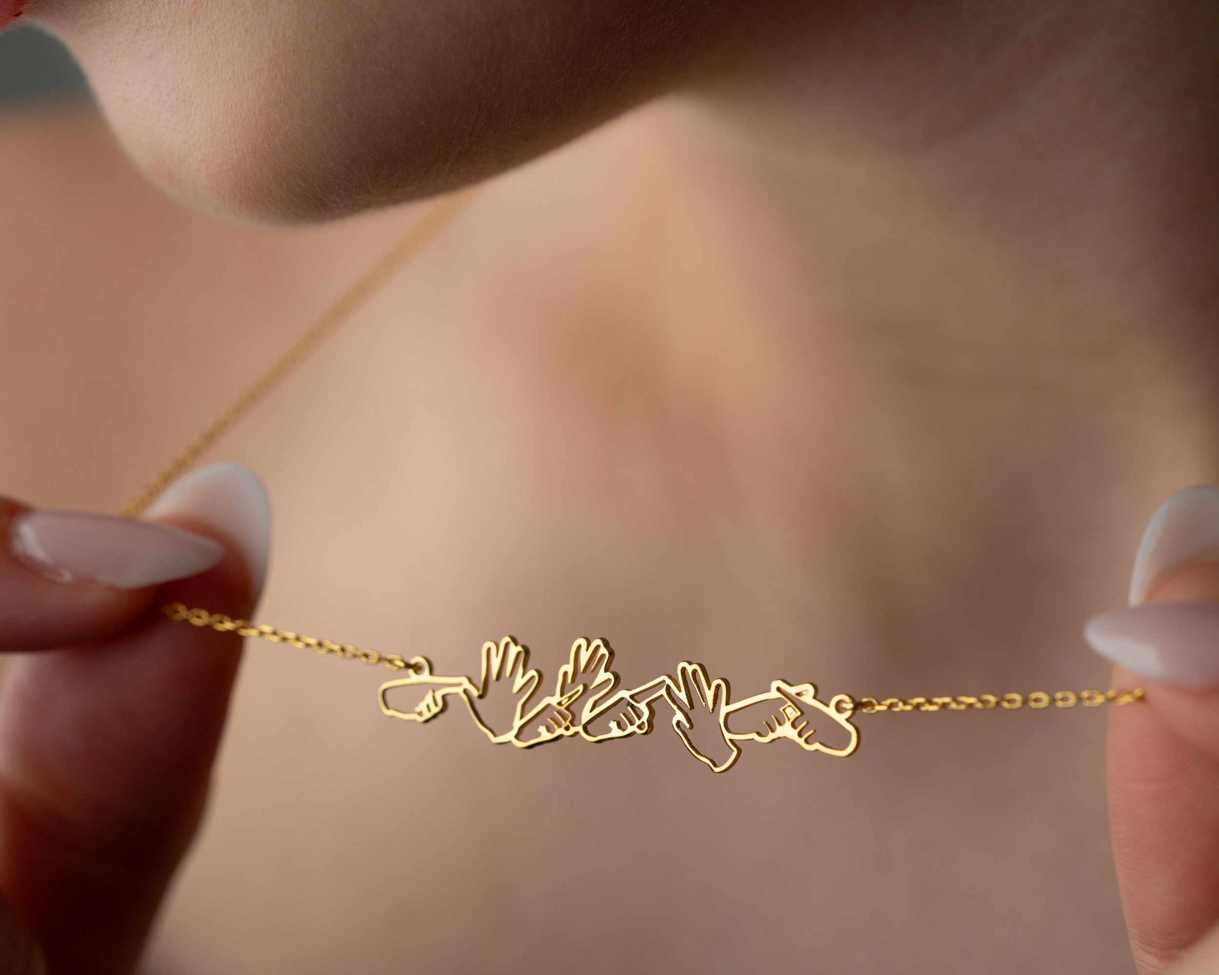 Kişiselleştirilebilir İşaret Dili Kolye | Anlamlı ve Zarif Tasarım