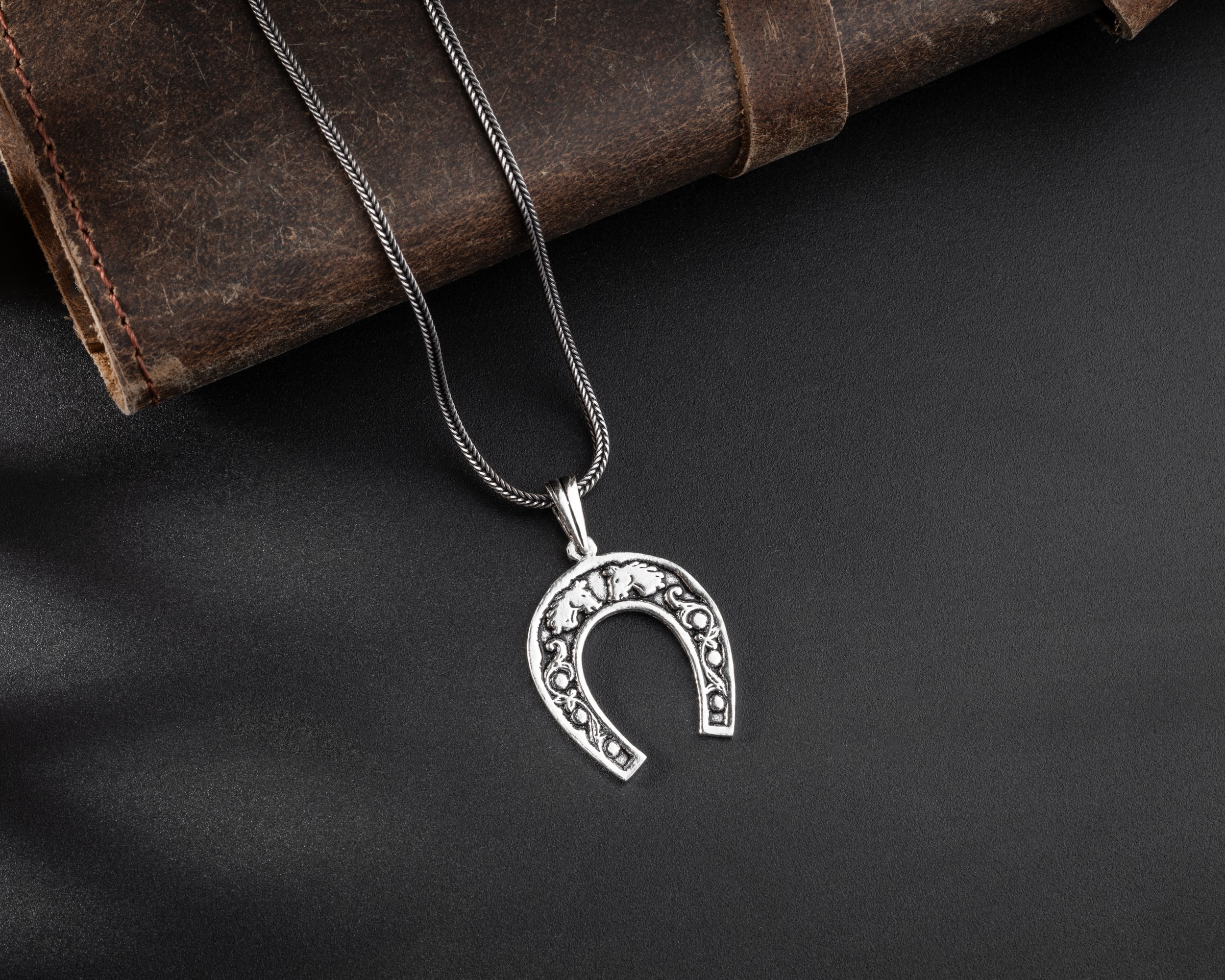 At Nalı Erkek Kolye | Tilki Kuyruğu Zincirli Şans ve Güç Sembolü