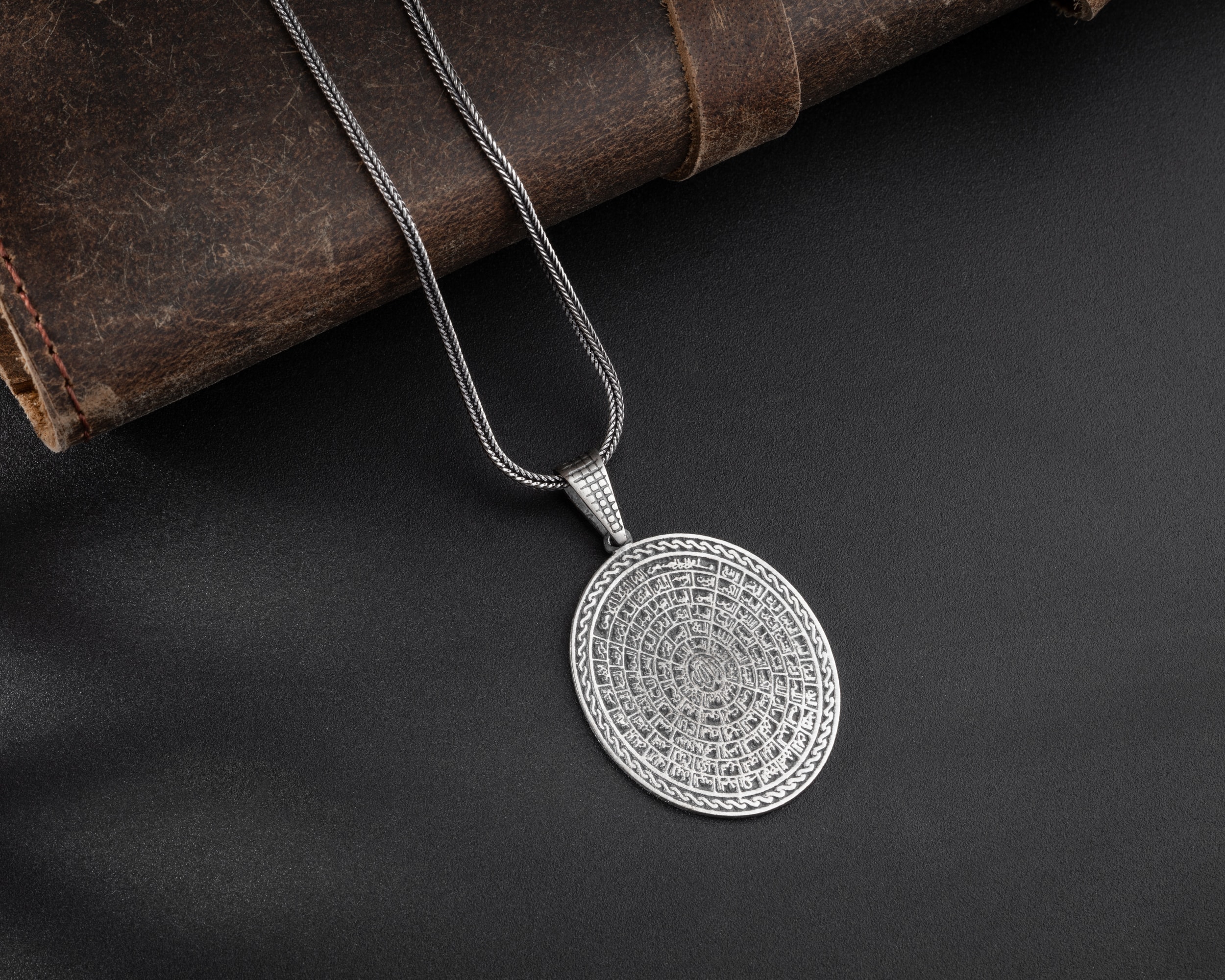 Allah’ın 99 İsmi Arapça Yazılı Erkek Kolye | Tilki Kuyruğu Zincirli Manevi ve Şık Tasarım