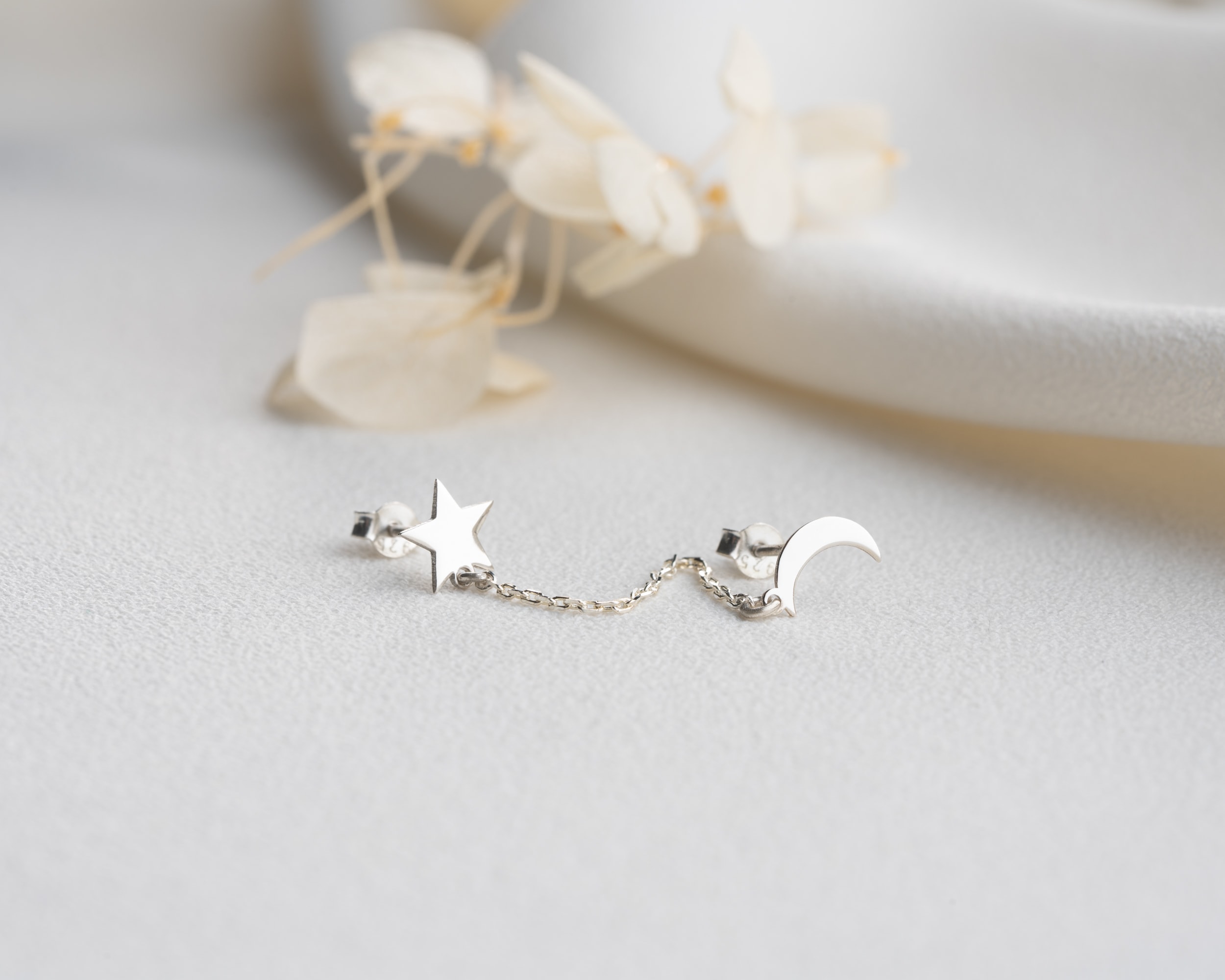 Çivili Ay Yıldız Küpe – Minimal ve Zarif Tasarım – Anlamlı Hediye Seçeneği