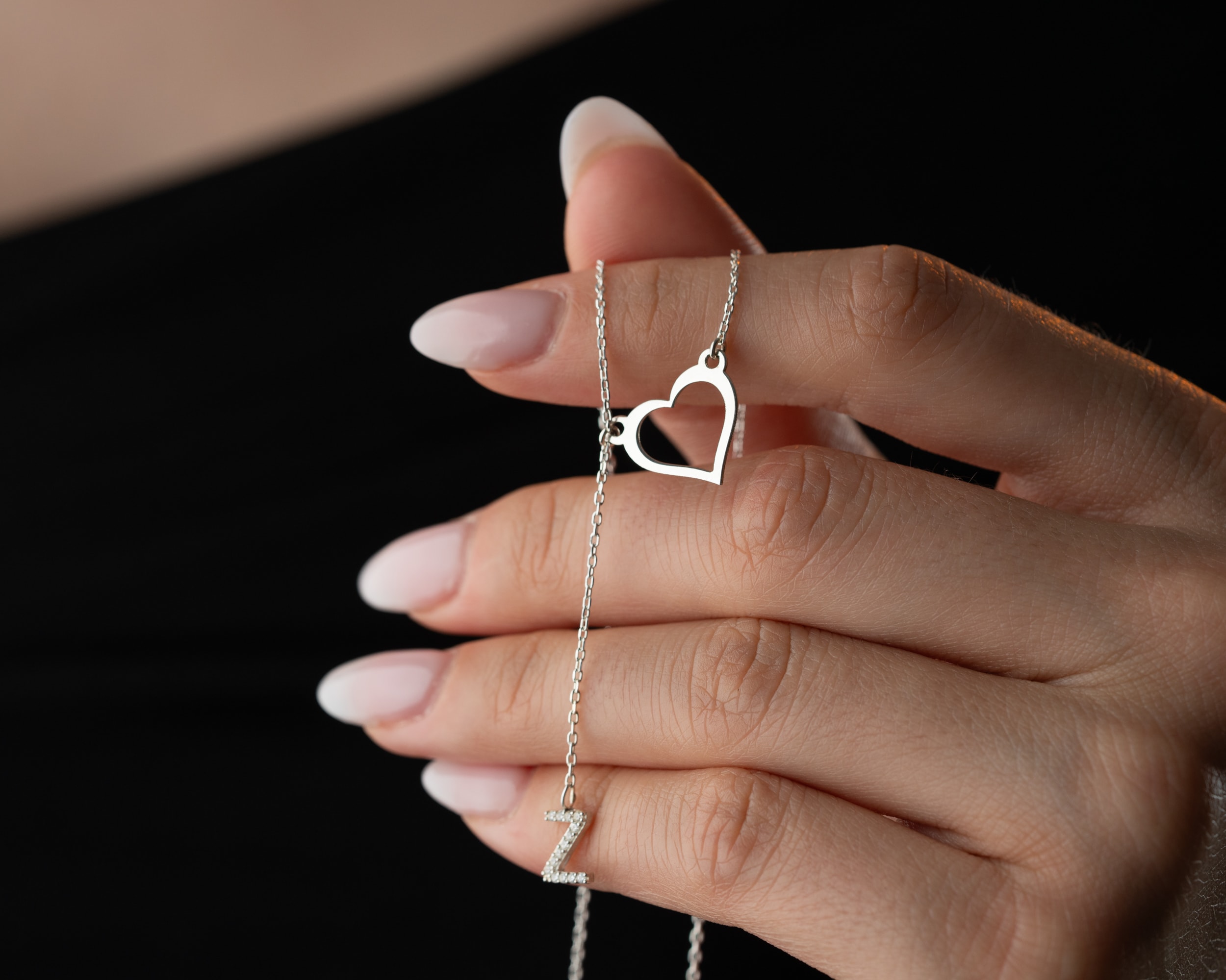 Harf Sallantılı Kalp Kolye | Y Kolye ile Minimal ve Şık Tasarım