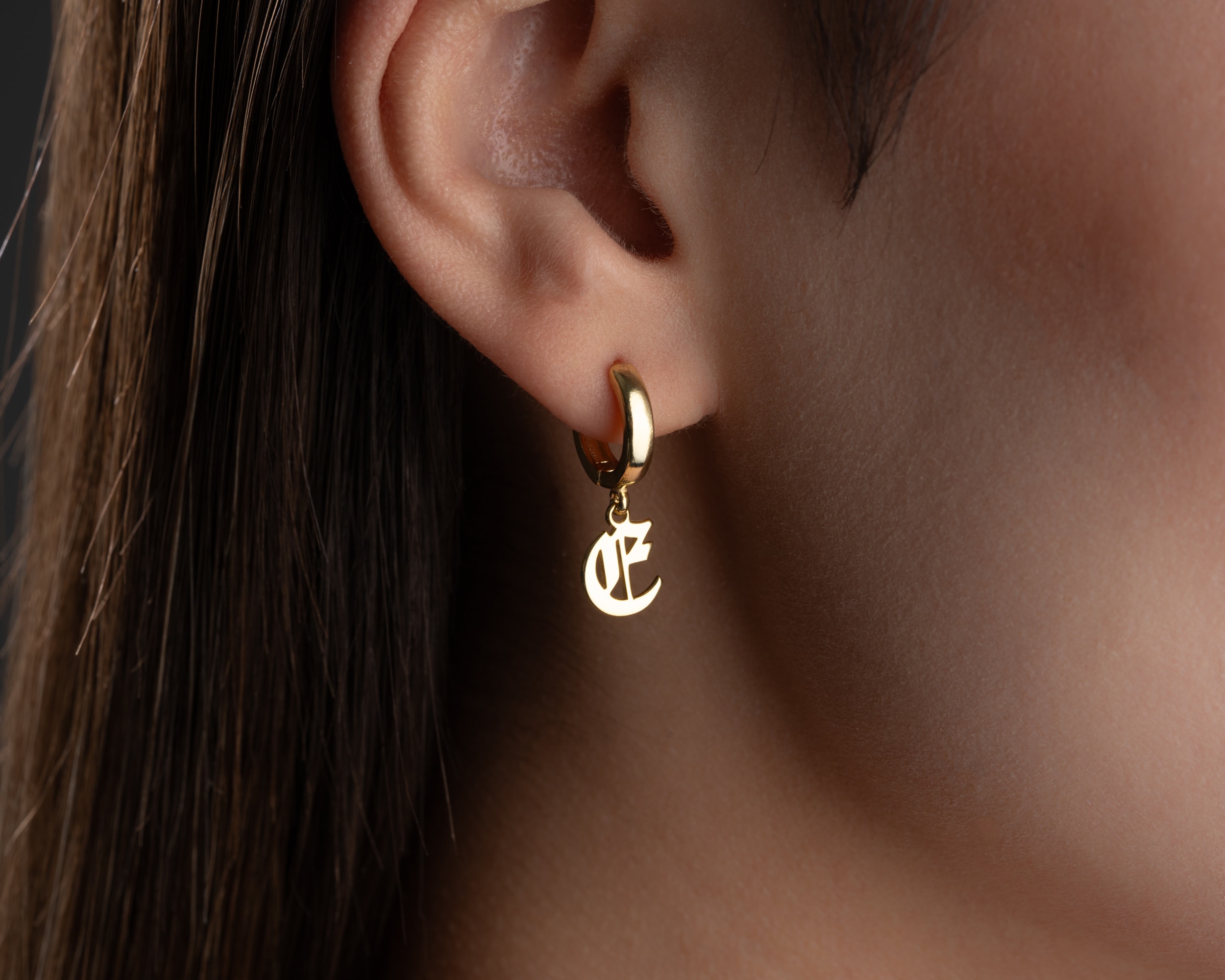 925 Gümüş Sallantılı Harf Küpe – Minimal ve Zarif Tasarım