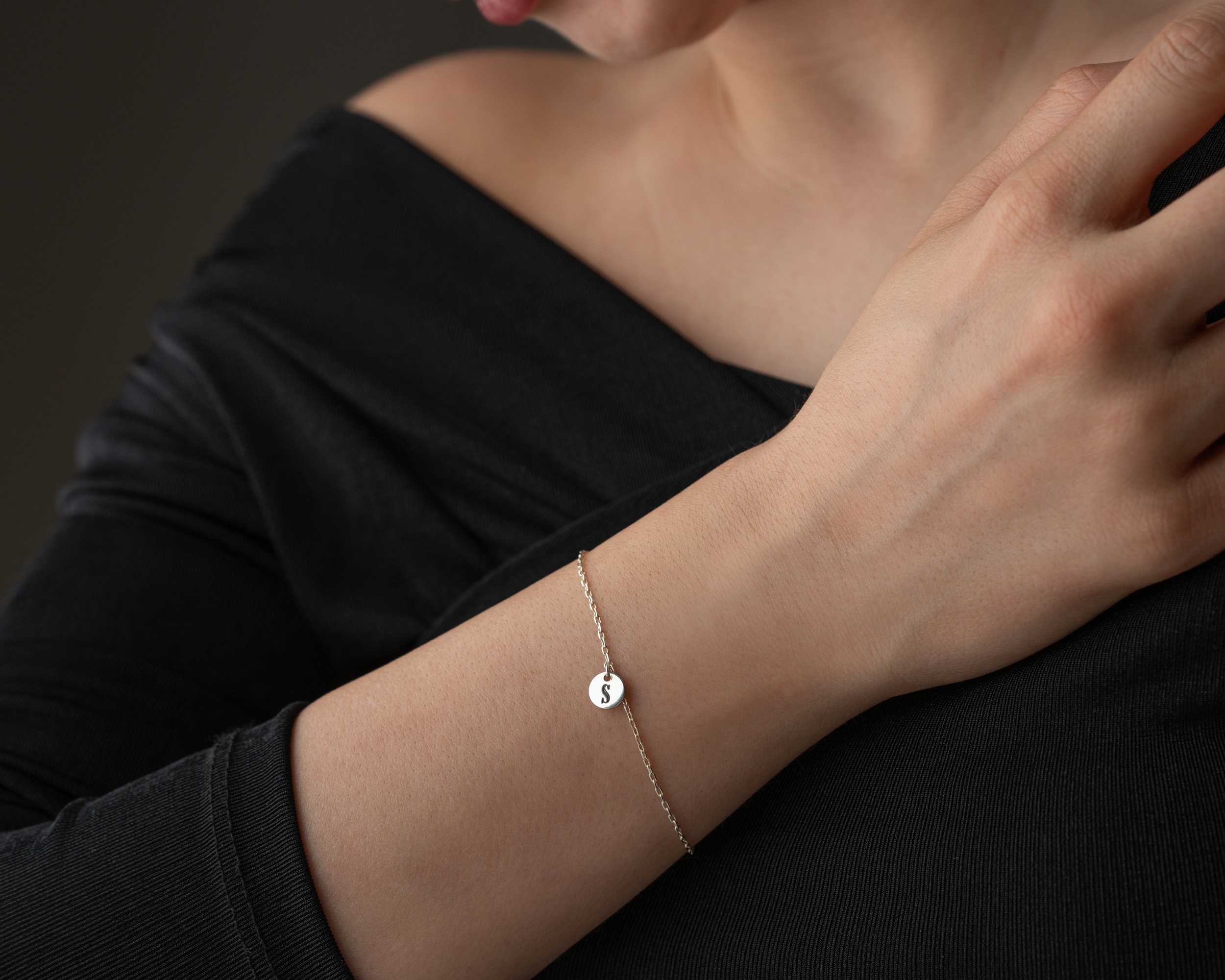 Harfli Disk Sallantılı Bileklik – Doğum Taşlı ve Kişiye Özel - Harfli ve Doğum Taşlı Sallantılı Bileklik