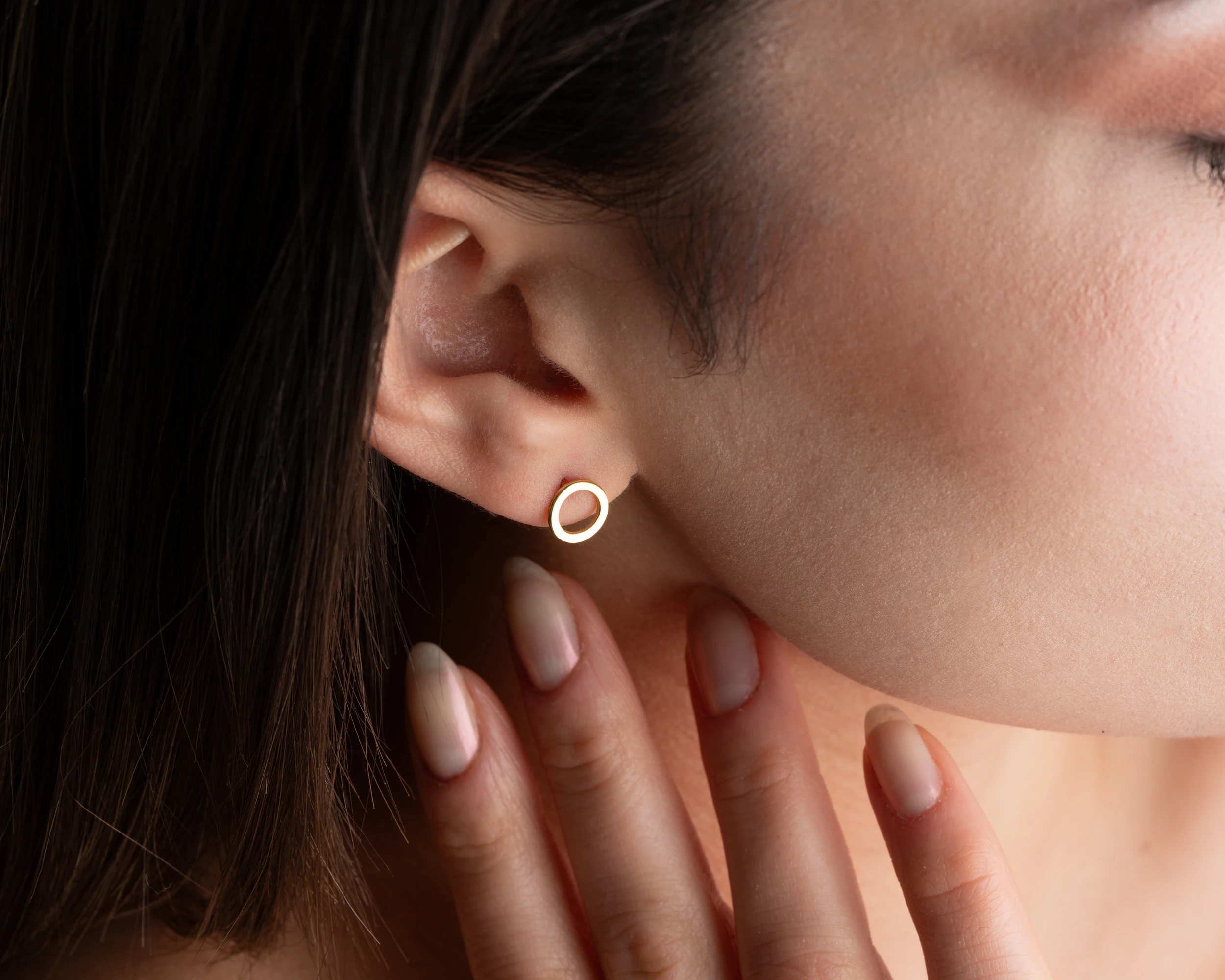 Çivili Mini Halka Küpe 925 Ayar Gümüş – Modern ve Zarif Tasarım