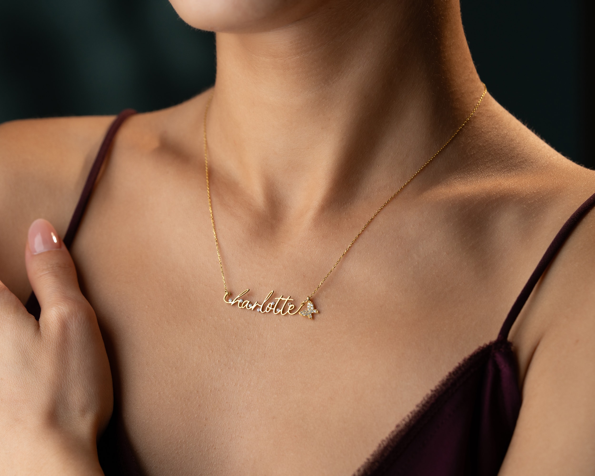 925 Gümüş Sallanan Charmlı Taşlı İsim Kolye – Zarif ve Minimal Tasarım