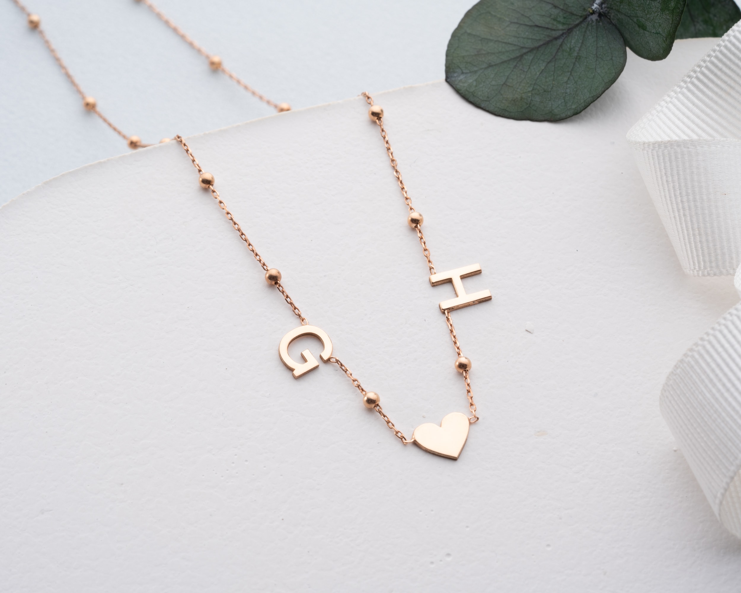 Aralıklı Harf Sembollü İsim Harf Kolye – Top Zincirli Kişiye Özel Zarif Tasarım