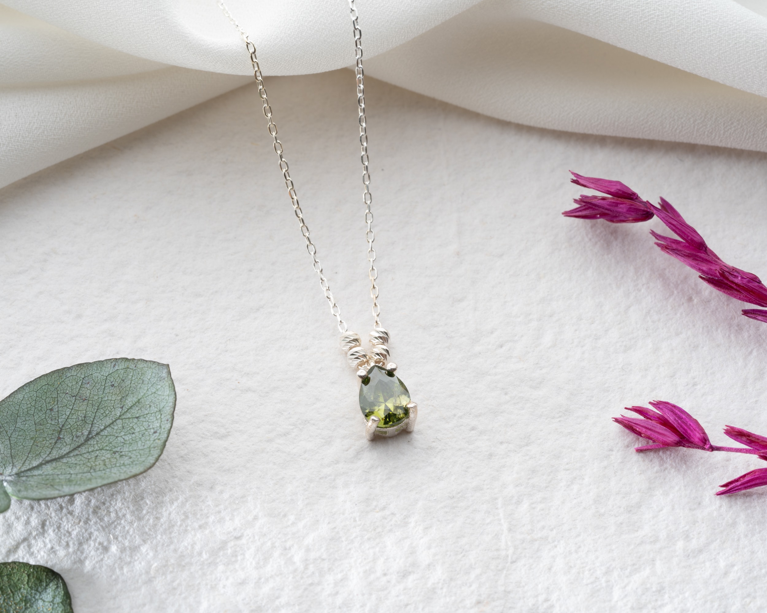 Doğum Taşlı Damla Kolye – Dorika Top Detaylı Şık ve Zarif Tasarım 