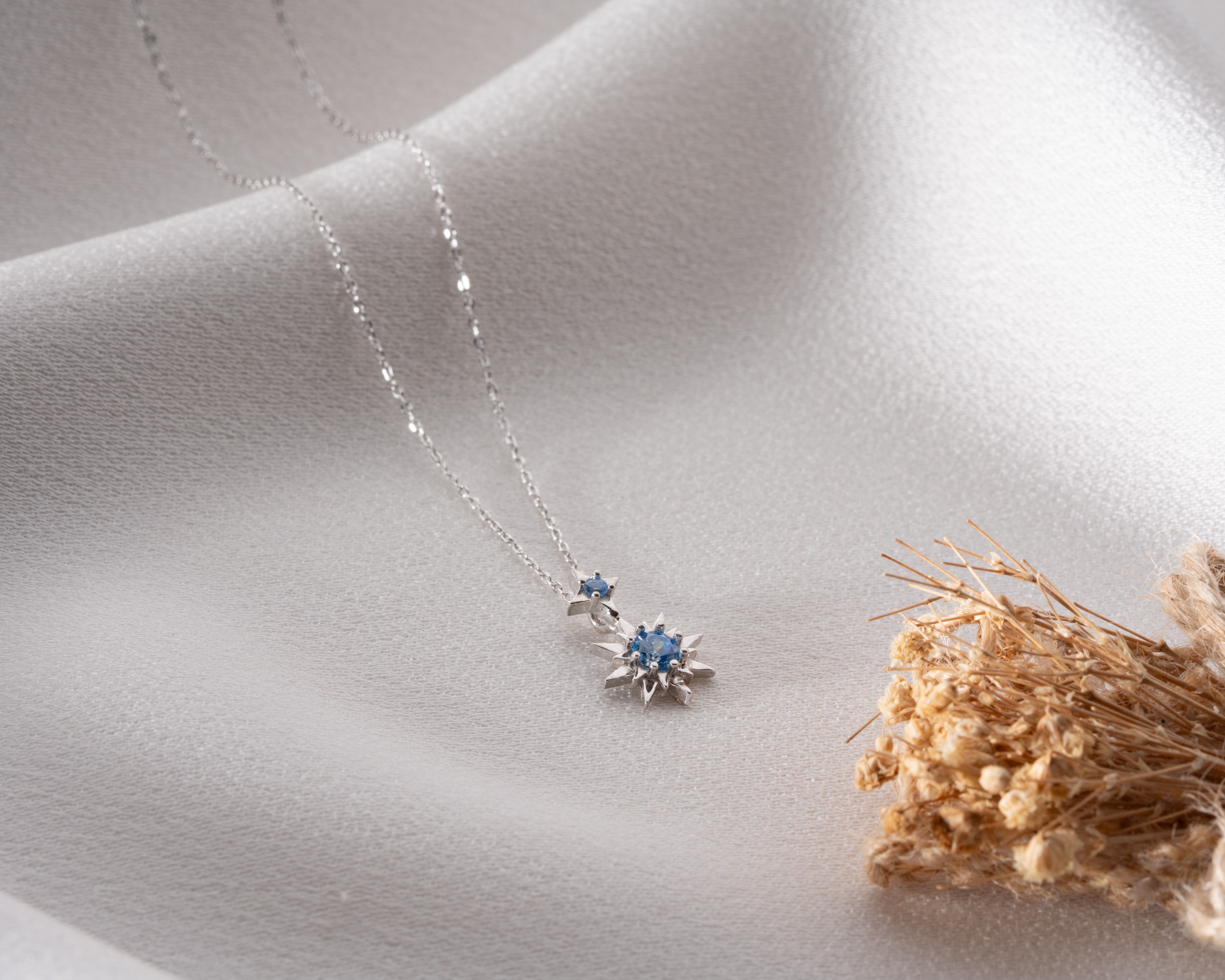 Pulsar Yıldızı Doğum Taşlı Kolye – Işıltılı Enerjiyi Taşıyan Kişiye Özel Tasarım