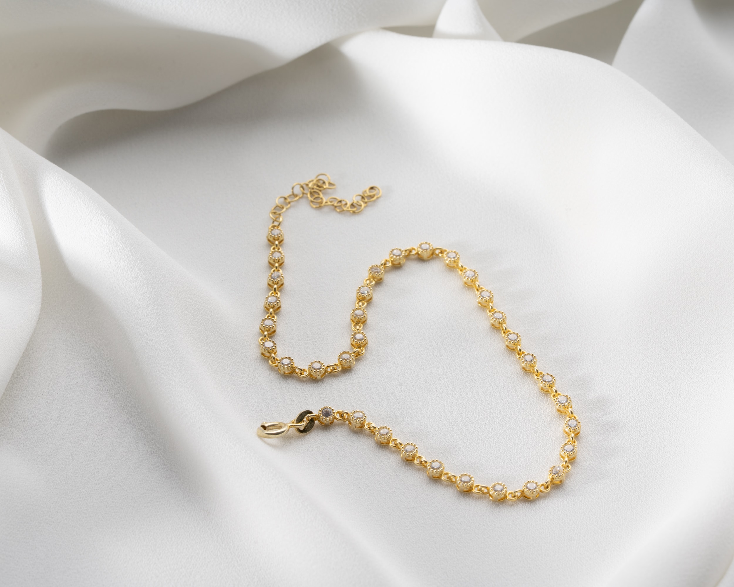 Parıltısıyla Kalpleri Isıtan Hediye - Yuvarlak Taşlı Zarif Bileklik