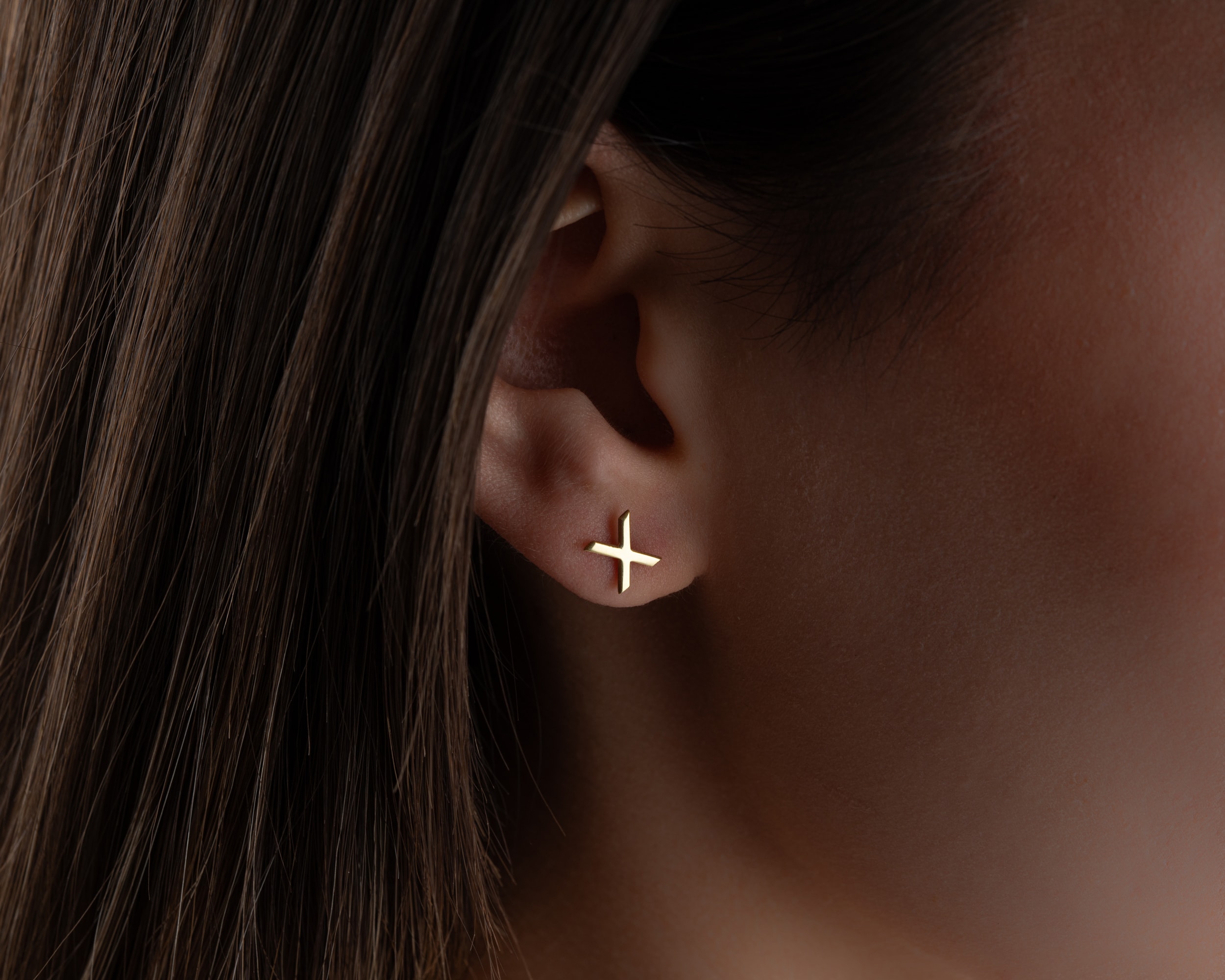 Çapraz Çivili Küpe 925 Ayar Gümüş – Şık ve Minimal 925 Gümüş Kadın Takısı