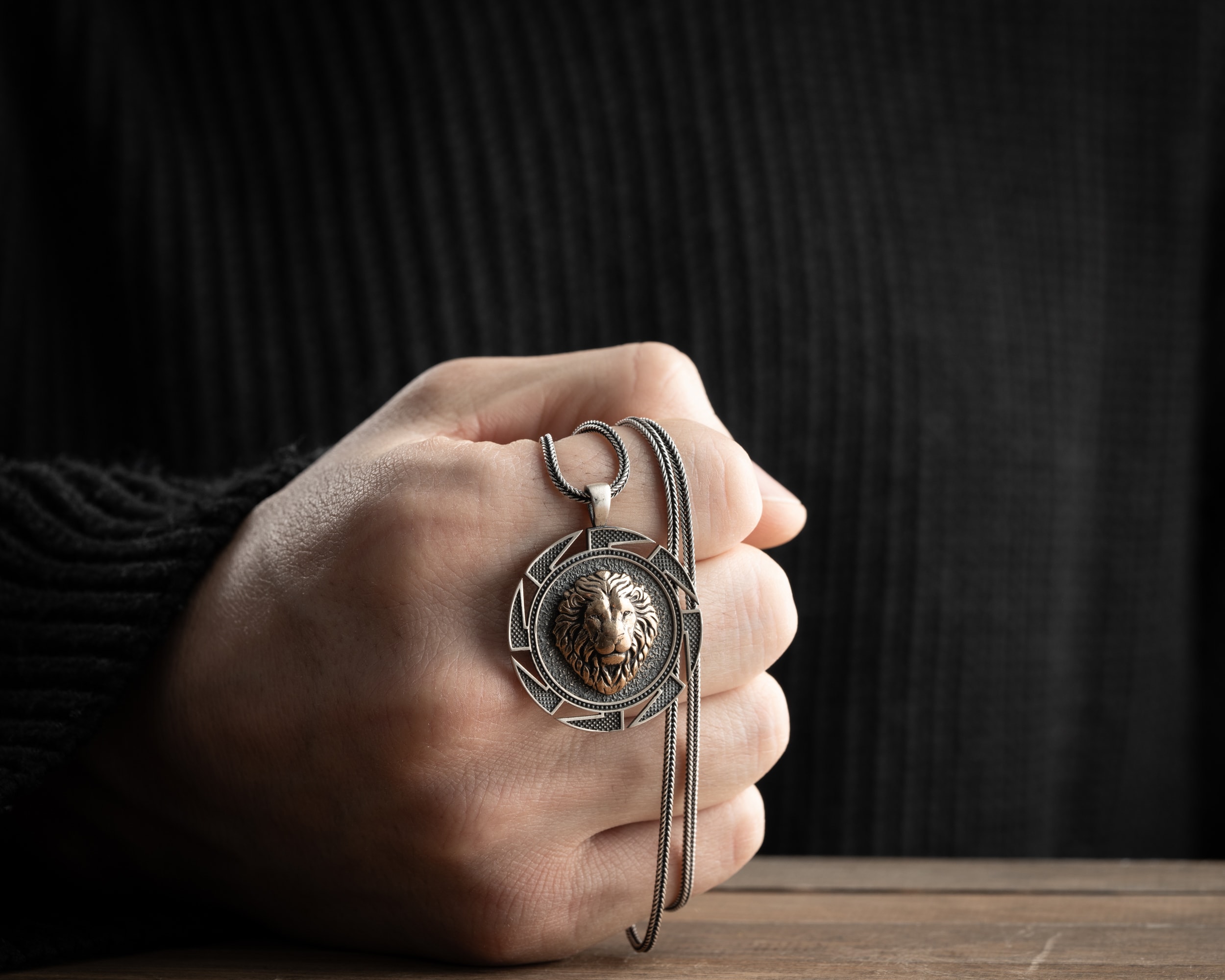 Kabartma Aslan Erkek Kolye | Tilki Kuyruğu Zincirli Güç ve Karizma Tasarımı