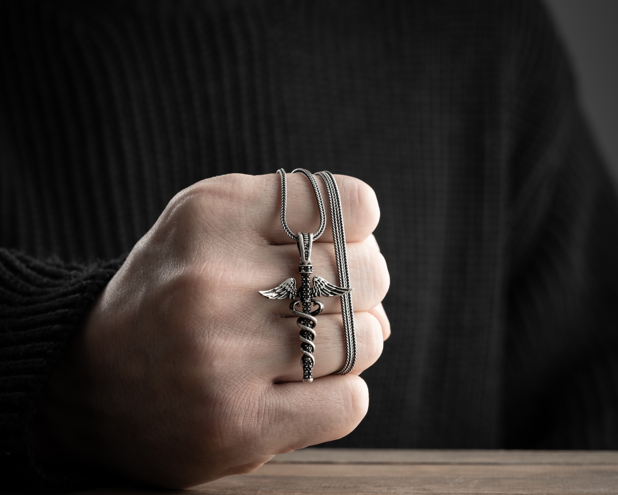 Tıp Sembolü 3 Boyutlu Erkek Kolye | Tilki Kuyruğu Zincirli Anlamlı ve Şık Tasarım