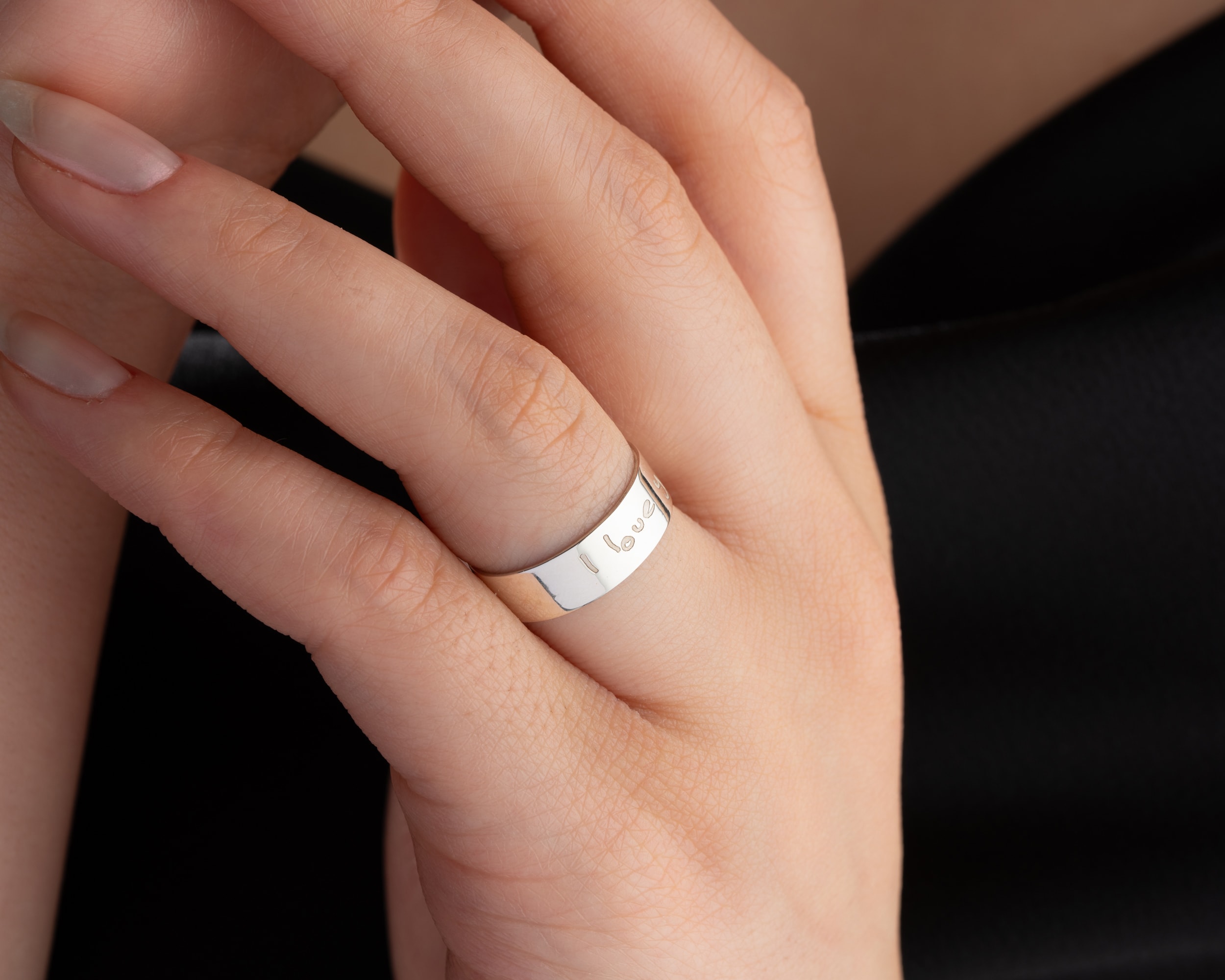 Üzeri Yazılı Kalın Gümüş Alyans – Minimal ve Anlamlı Tasarım