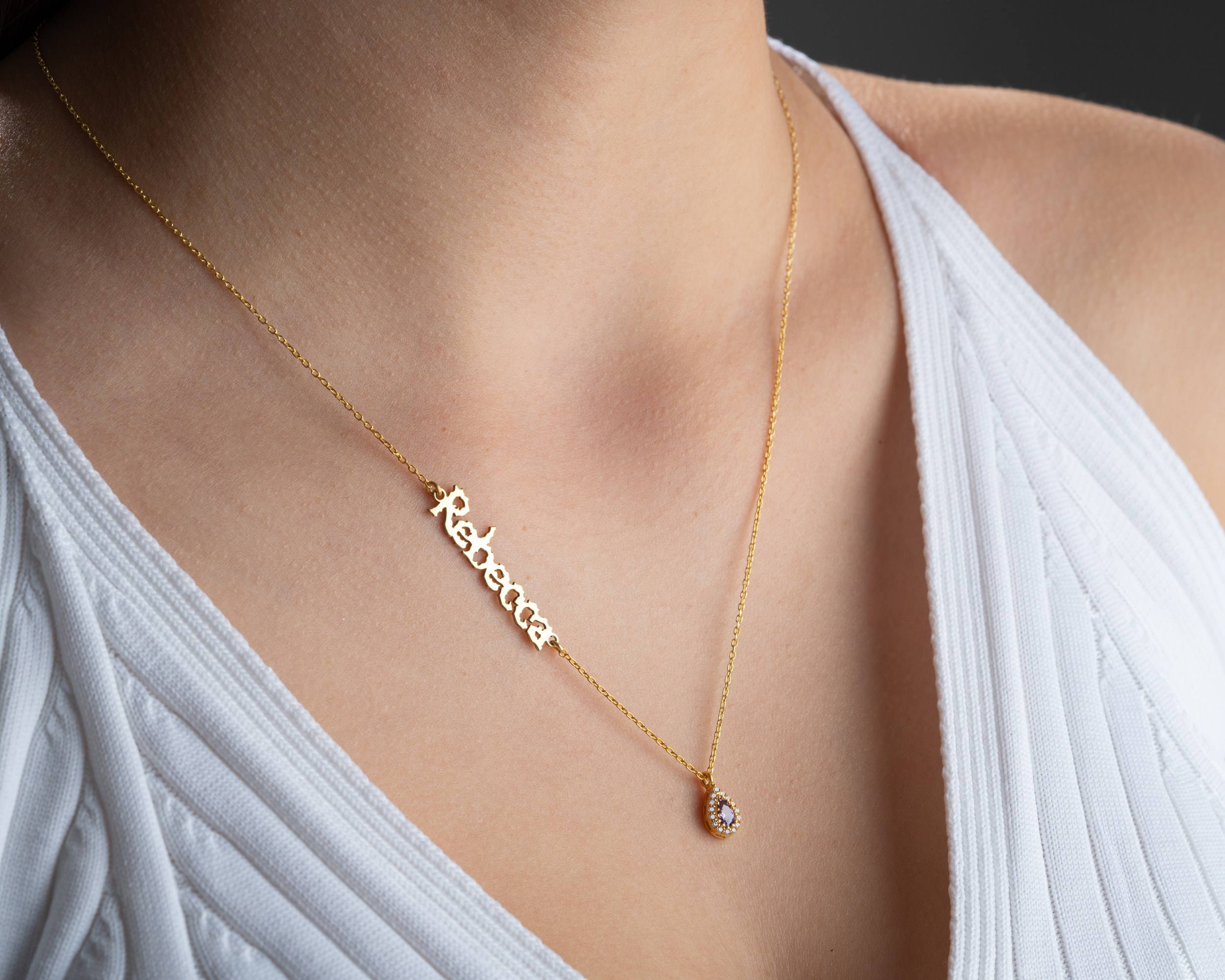 Zirkon Çerçeveli Damla Doğum Taşlı Yan İsim Kolye – Kişiye Özel El Yapımı Zarif Tasarım