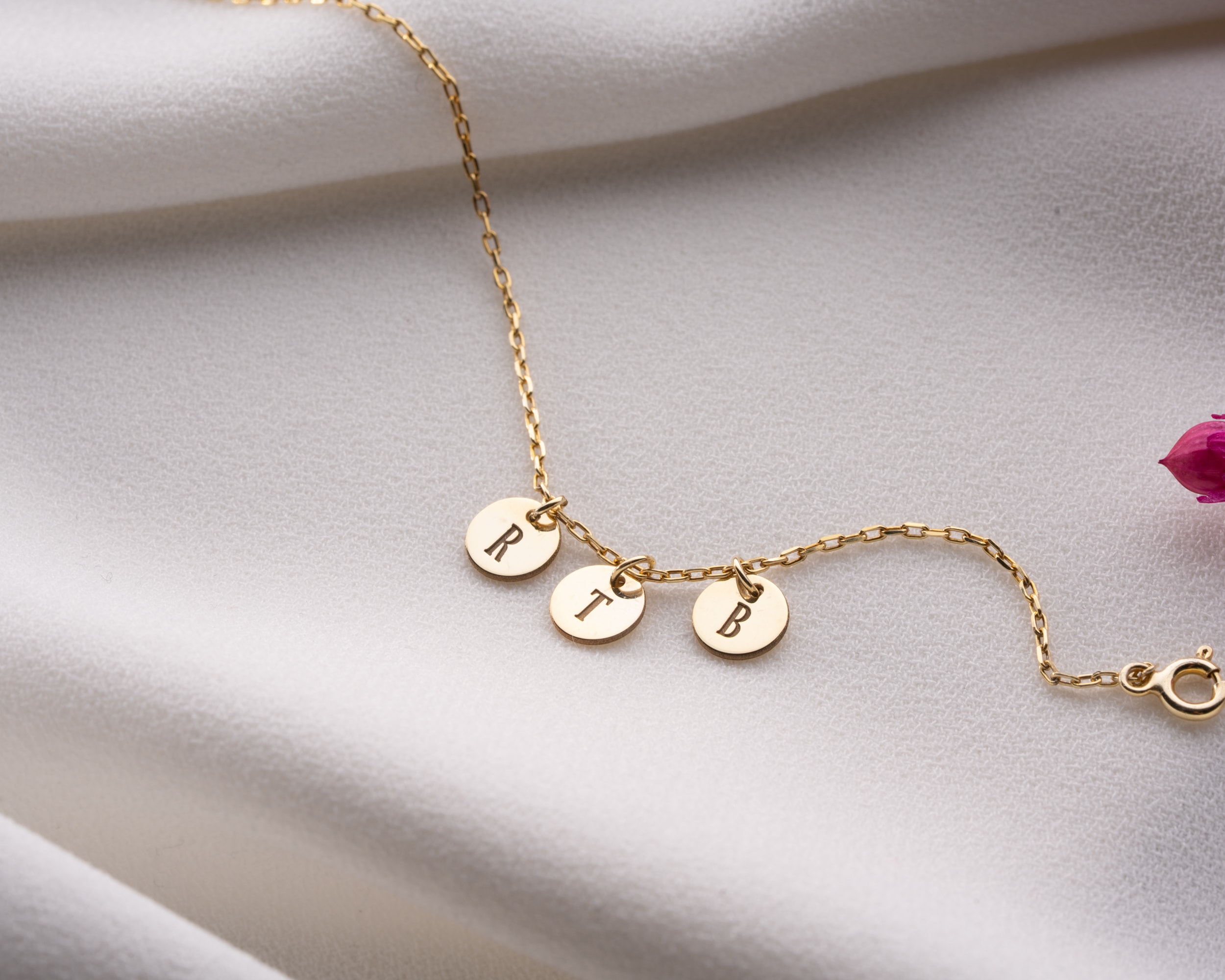 Harfli Disk Sallantılı Bileklik – Doğum Taşlı ve Kişiye Özel - Harfli ve Doğum Taşlı Sallantılı Bileklik