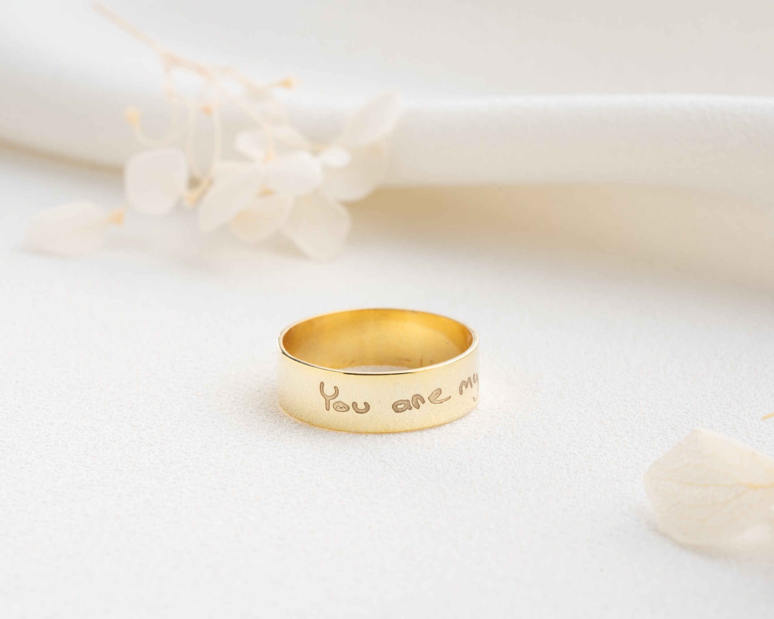 Üzeri Yazılı Kalın Gümüş Alyans – Minimal ve Anlamlı Tasarım