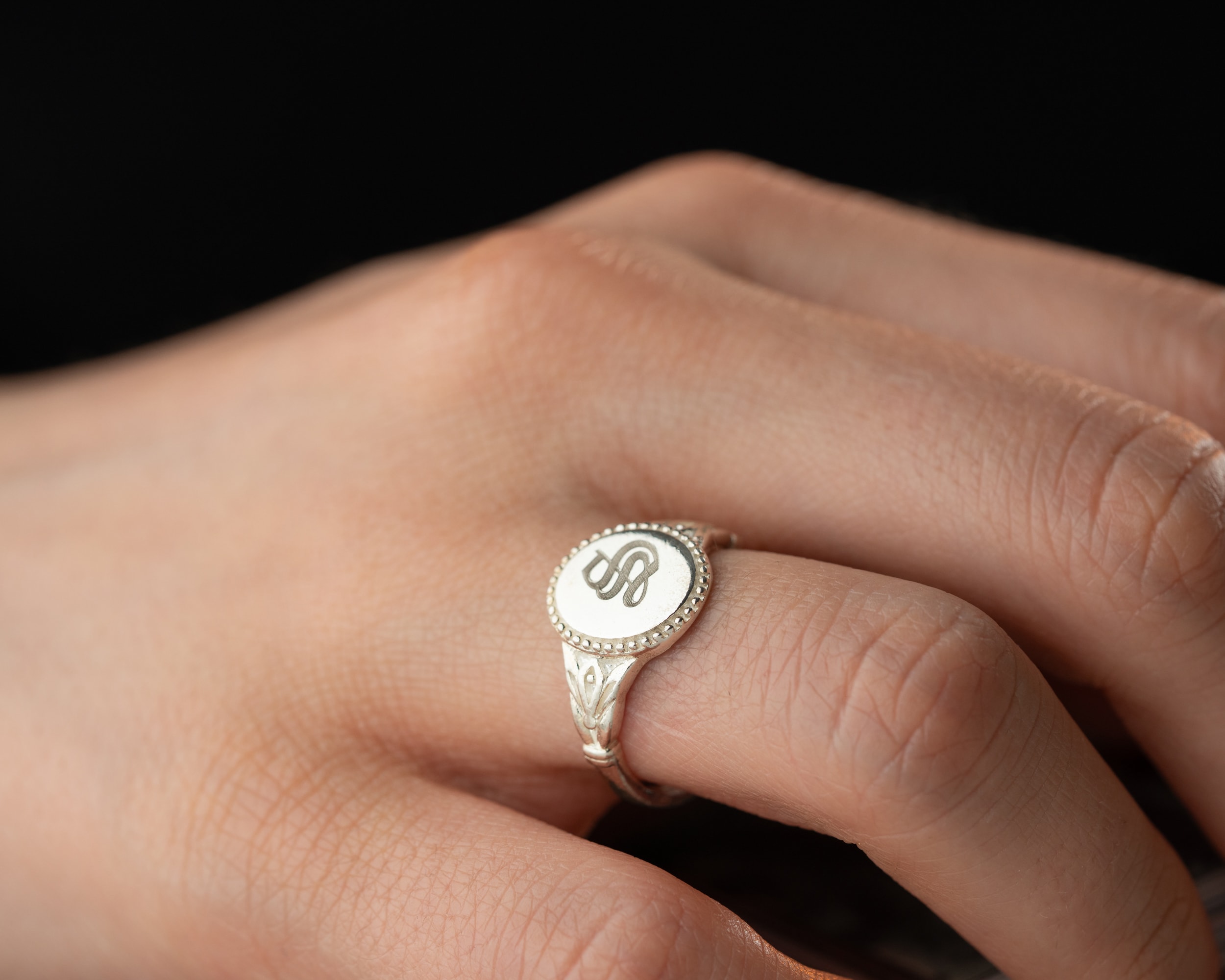 Ayarlanabilir Monogram Harf Yüzük – Kişiye Özel Zarif Tasarım | Minimal ve Şık