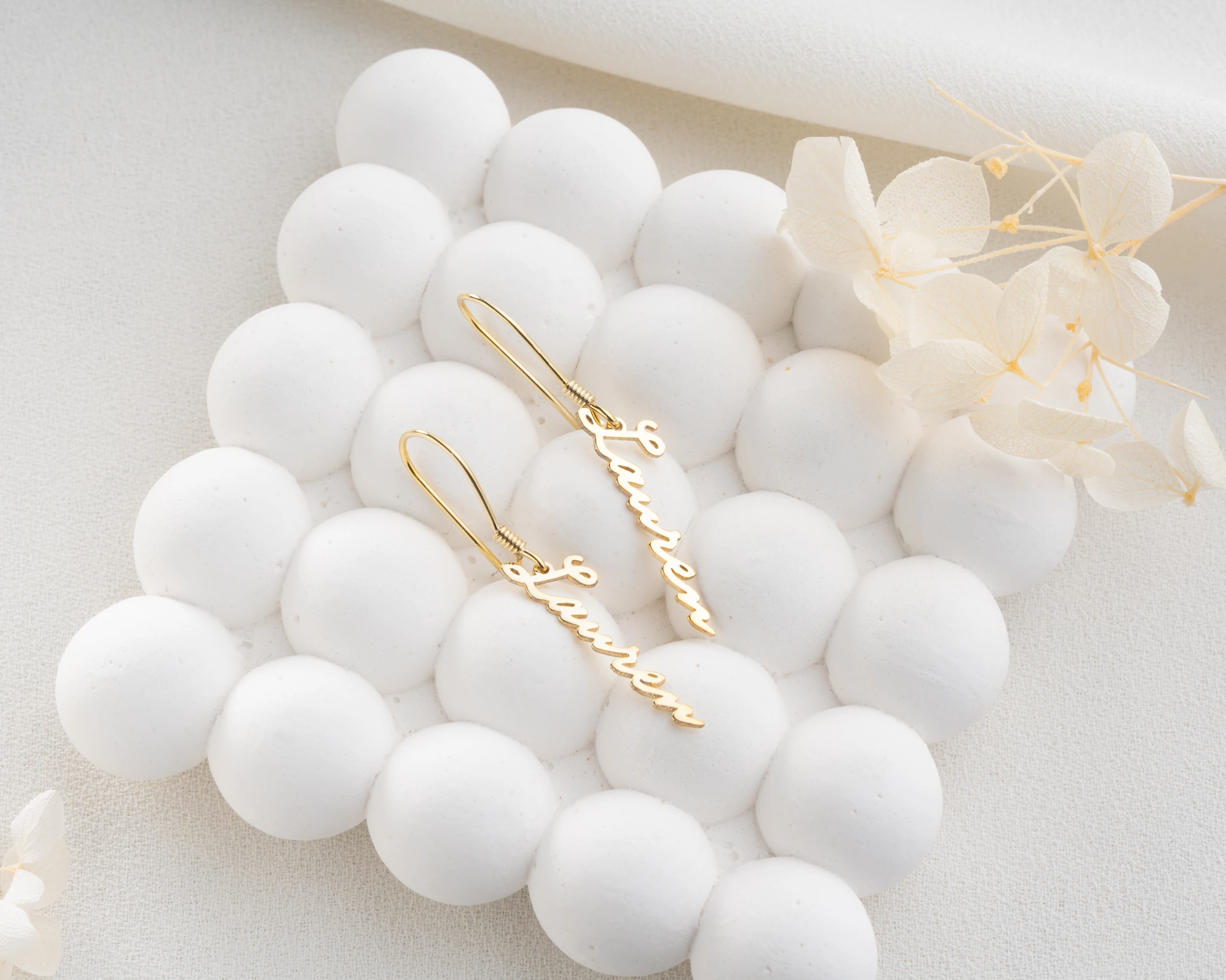 Dik Sallantılı İsim Küpe 925 Ayar Gümüş – Kişiselleştirilebilir Kadın Takısı