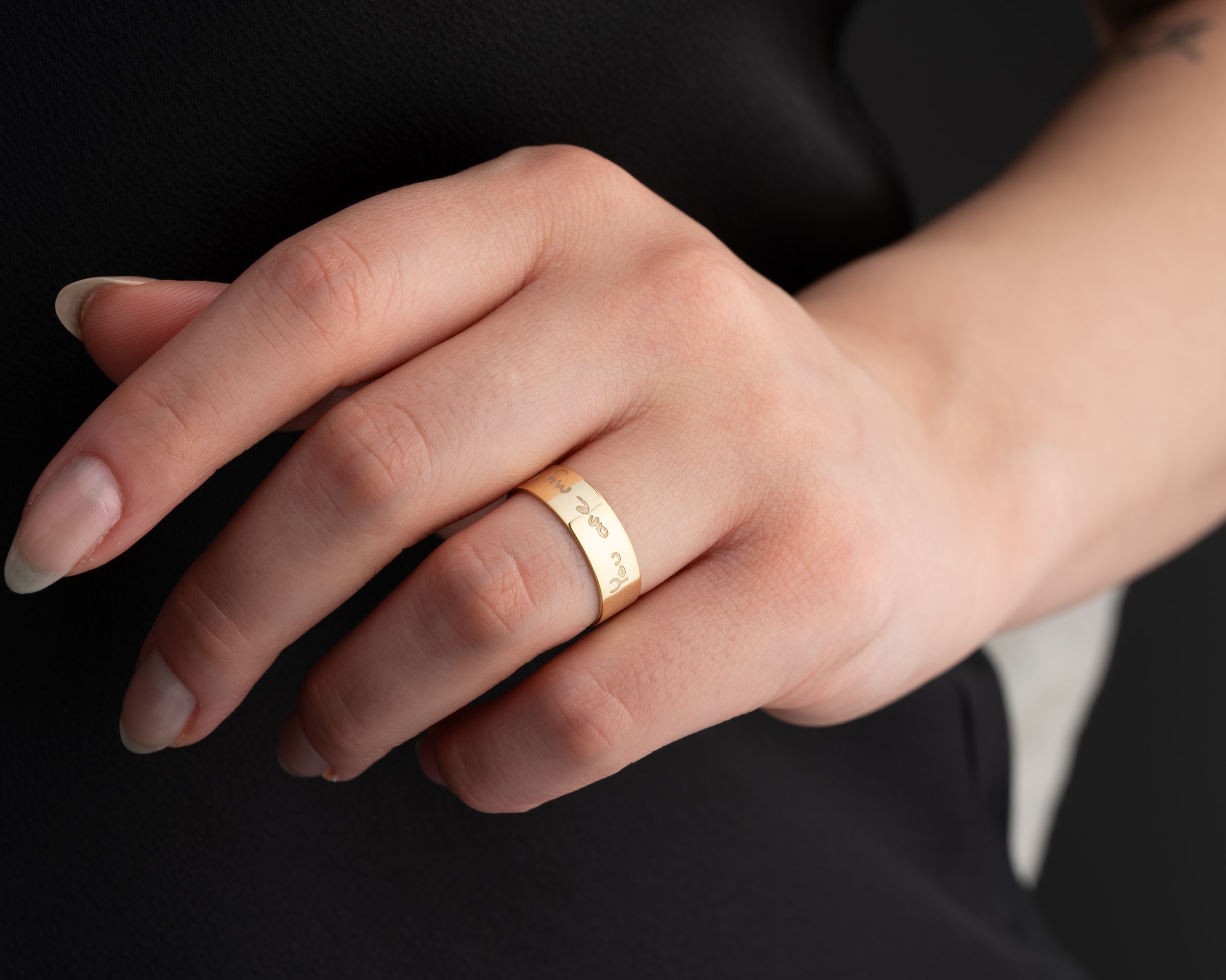 Üzeri Yazılı Kalın Gümüş Alyans – Minimal ve Anlamlı Tasarım