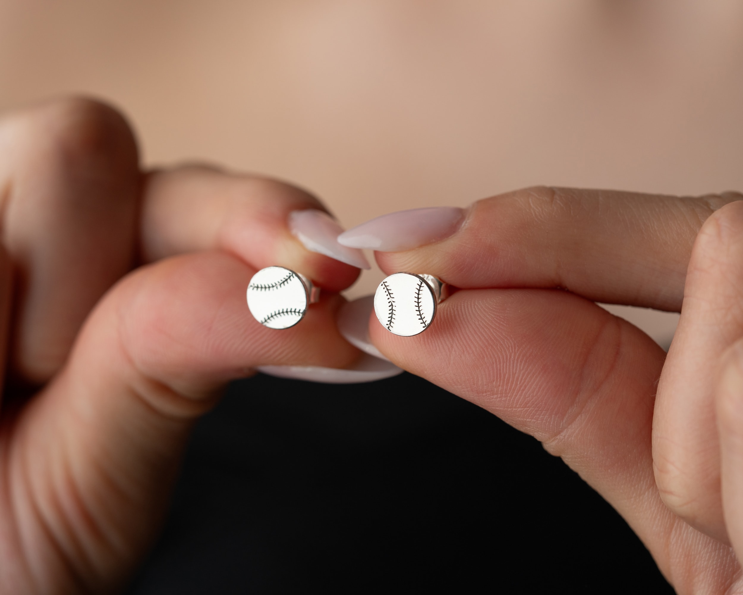 Çivili Top Küpe – Futbol, Basketbol ve Voleybol için | Minimal ve Şık