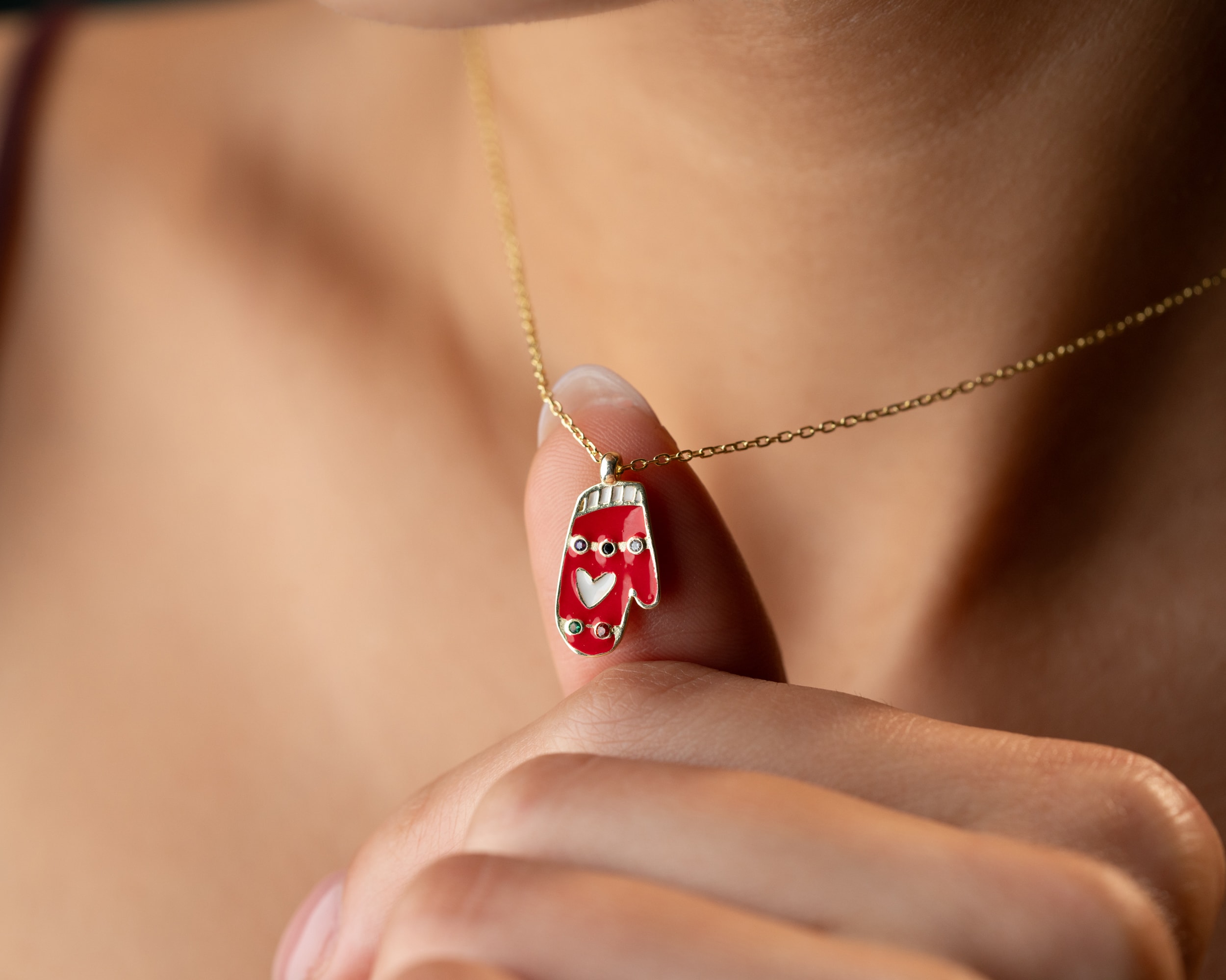 ✨ Mineli Yılbaşı Eldiven Kolye – Kışın Zarafetini Boynunuzda Taşıyın