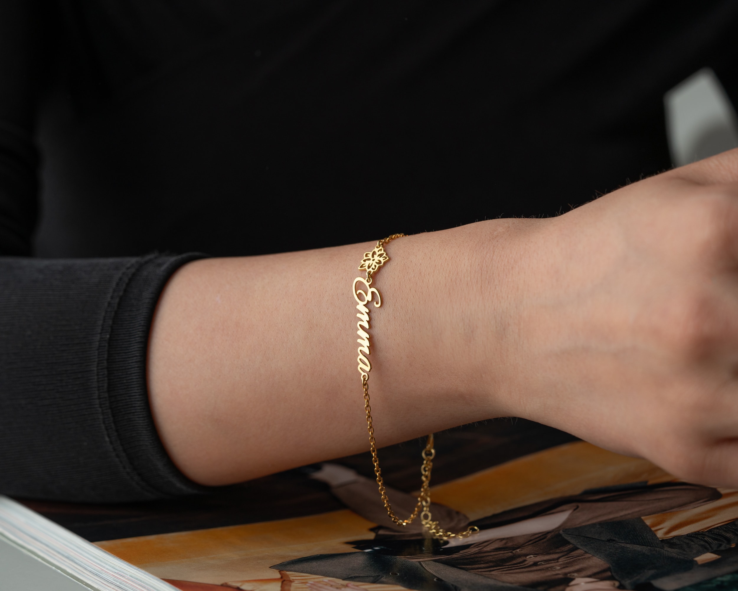 Doğum Çiçekli Doğum Taşlı İsim Bileklik – Kişiye Özel | Minimal ve Zarif