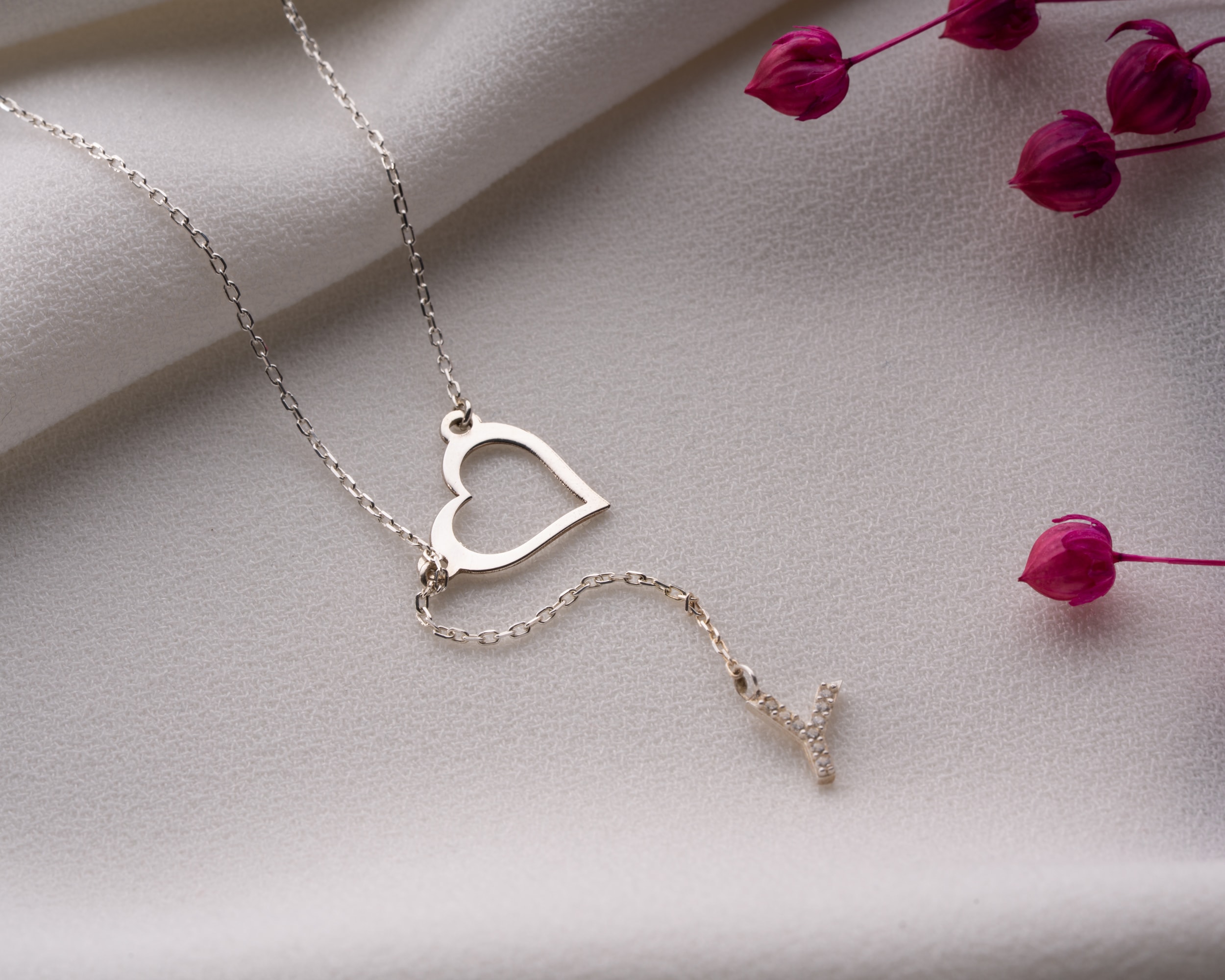 Harf Sallantılı Kalp Kolye | Y Kolye ile Minimal ve Şık Tasarım