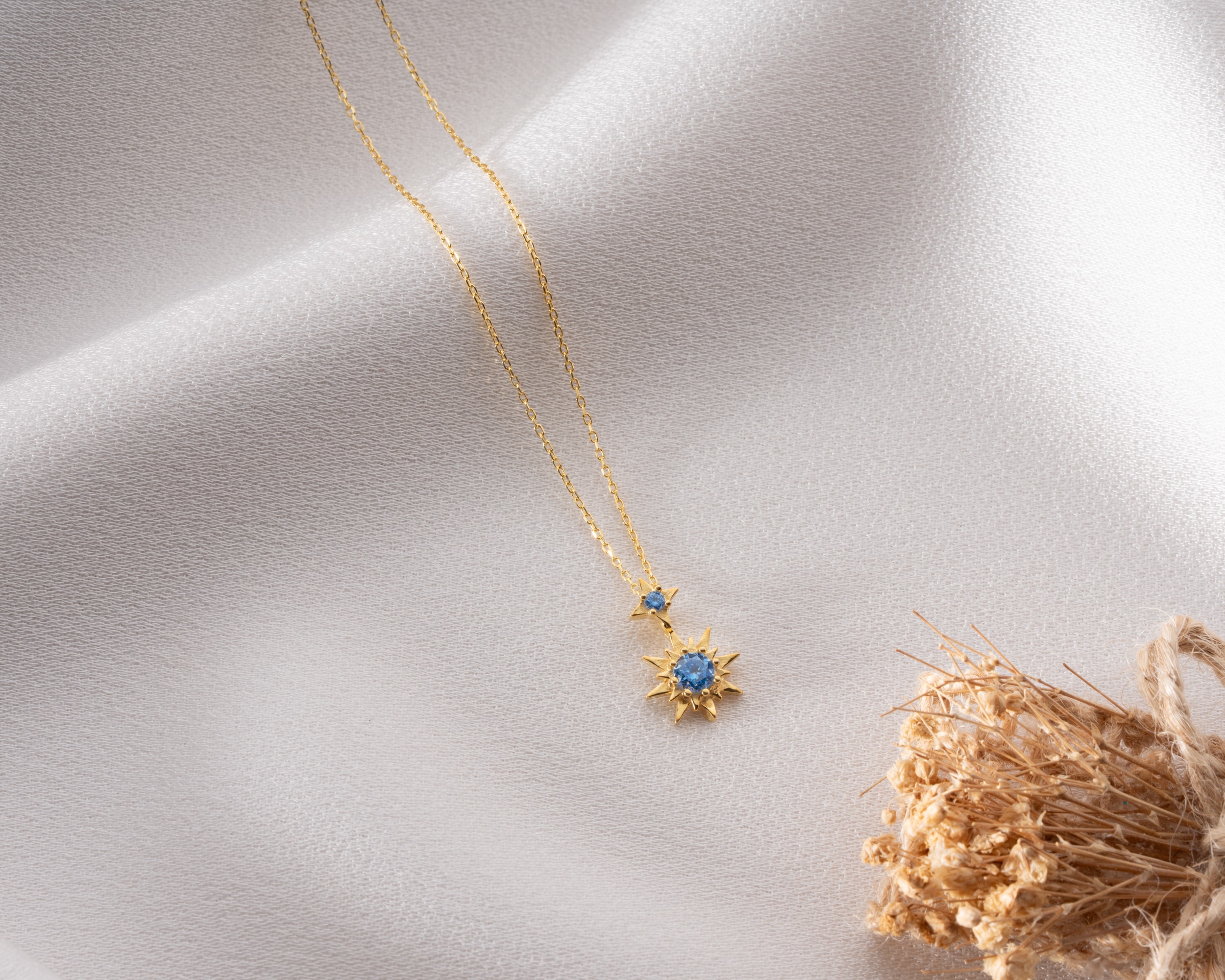 Pulsar Yıldızı Doğum Taşlı Kolye – Işıltılı Enerjiyi Taşıyan Kişiye Özel Tasarım