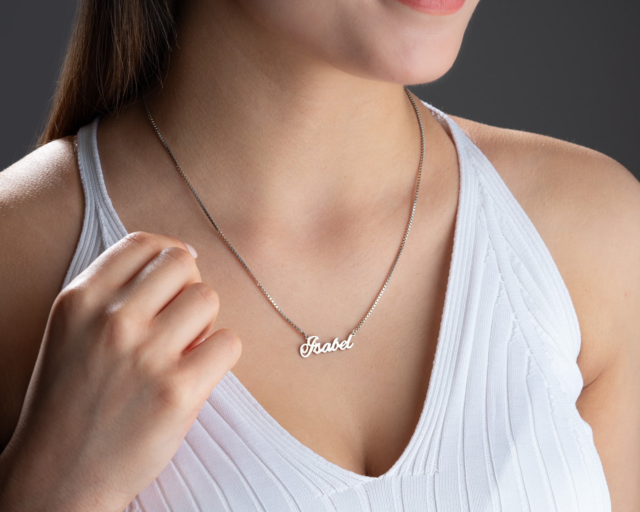 İsim Kolye Küp Zincir – Zarafet ve Kişisel Dokunuşun Buluştuğu Tasarım