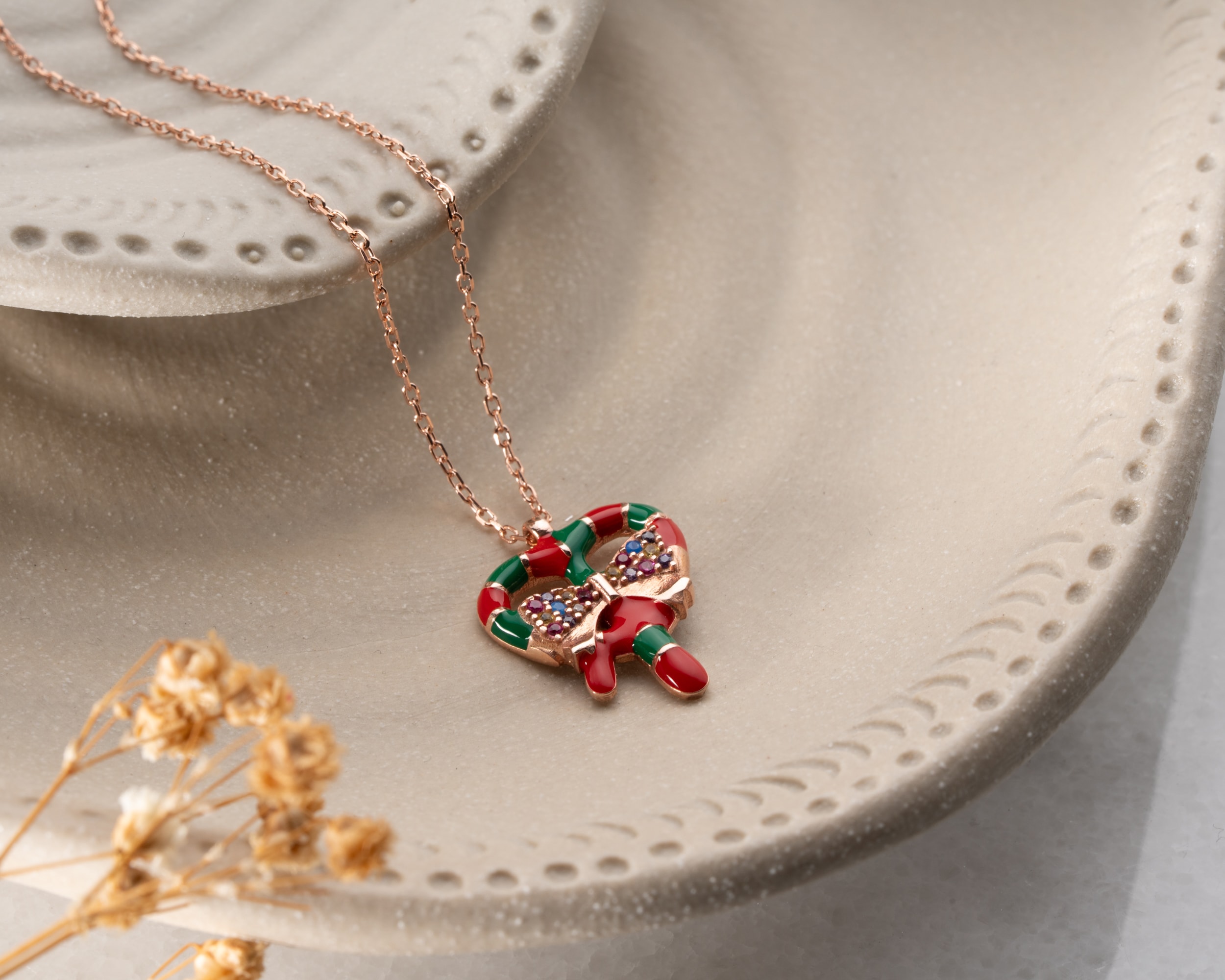 Mineli Yılbaşı Fiyonk Kolye – Renkli ve Zarif 925 Ayar Gümüş