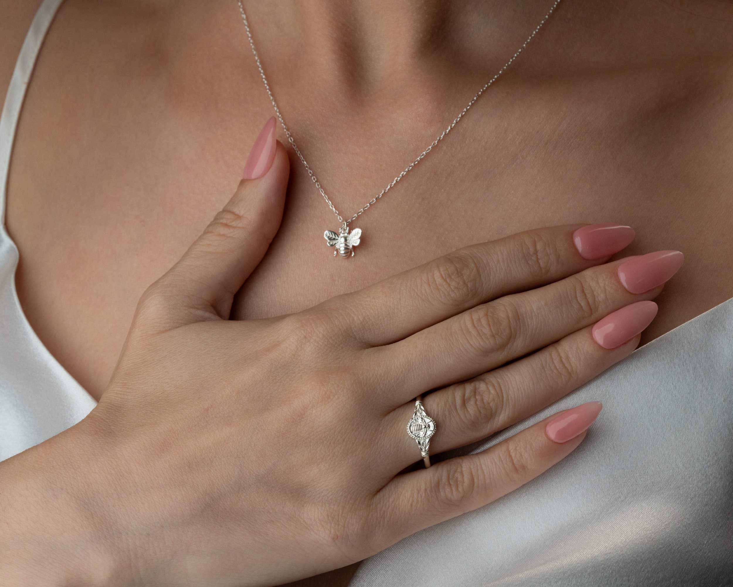 Arı Kolye & Arı Yüzük – 925 Ayar Gümüş, Doğadan İlham Alan Zarafet