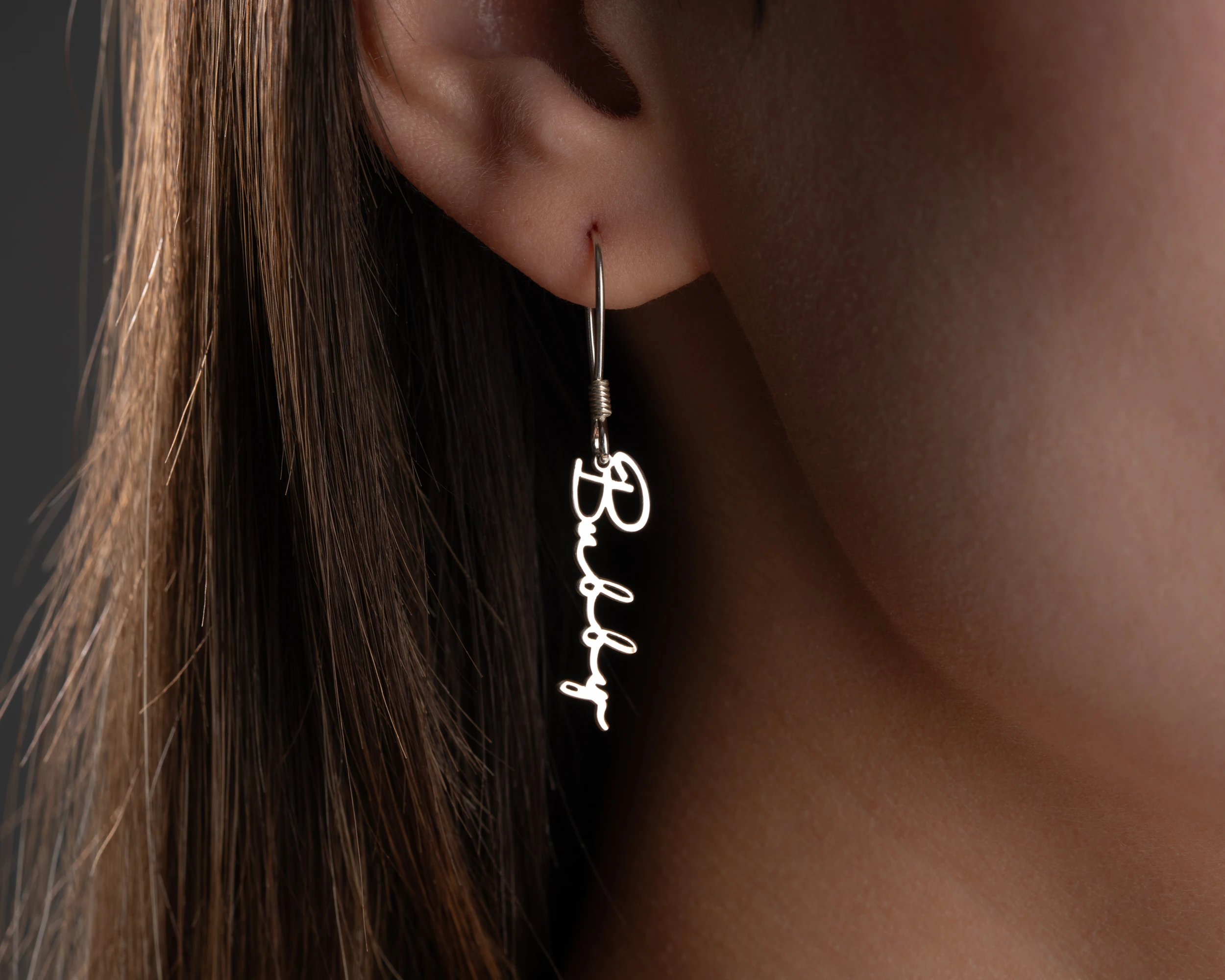 Dik Sallantılı İsim Küpe 925 Ayar Gümüş – Kişiselleştirilebilir Kadın Takısı