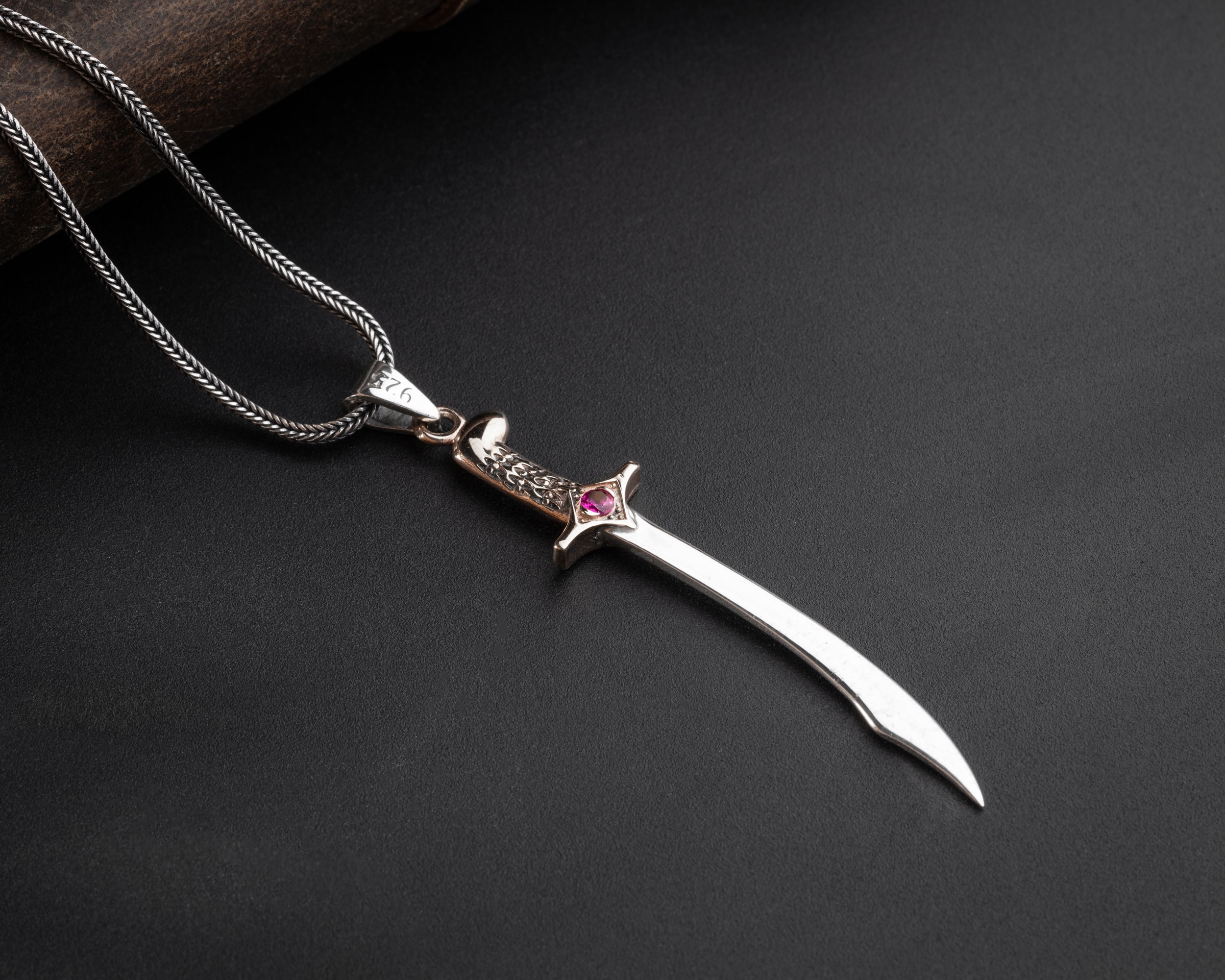 Taşlı Kılıç Erkek Kolye | Tilki Kuyruğu Zincirli Güç ve Stil Sahibi Tasarım