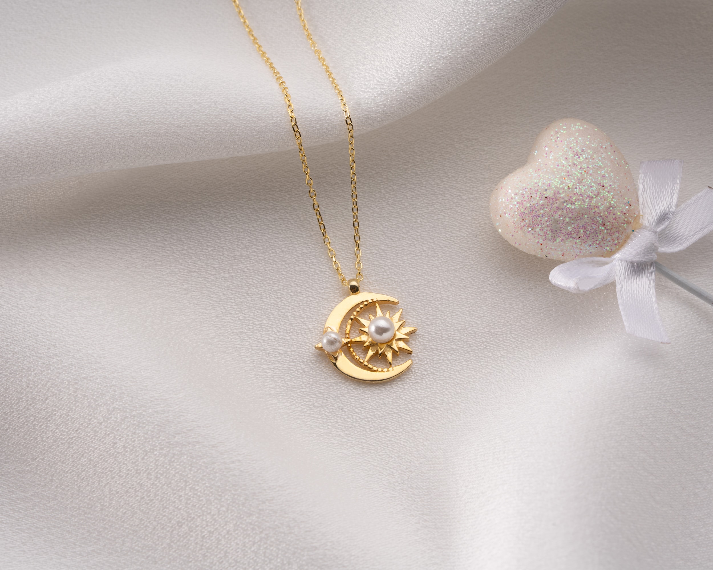 Kadınlar İçin Beyaz İnci Güneş Ay Kolye – Zarif ve Anlamlı Tasarım